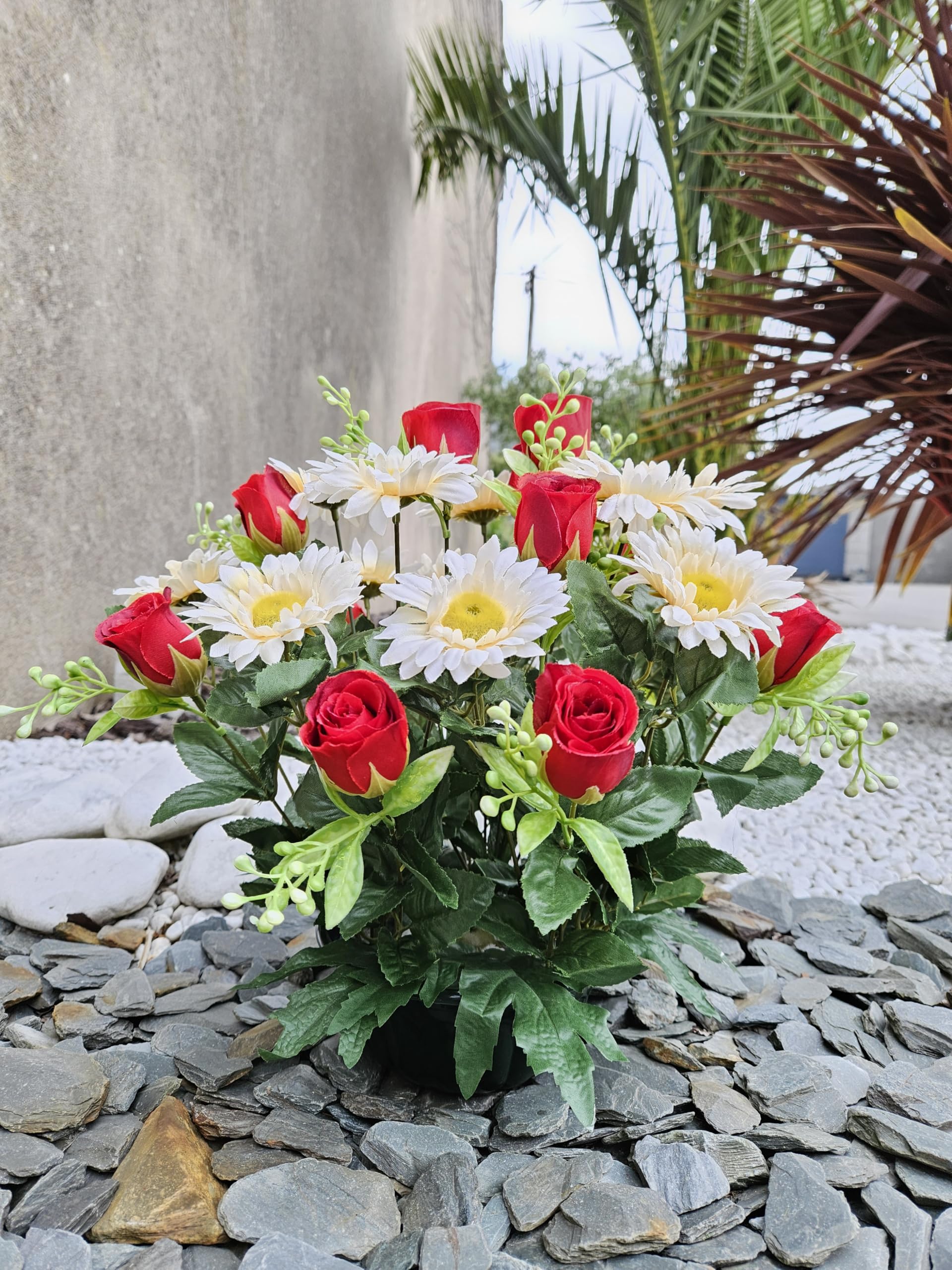 Composition De Fleurs Artificielles Lesté Ciment pour Une Parfaite Tenue à L' Extérieur. Réalisé par Nos Soins, Les Fleurs sont Aussi de Très Bonne Tenue et Qualité.