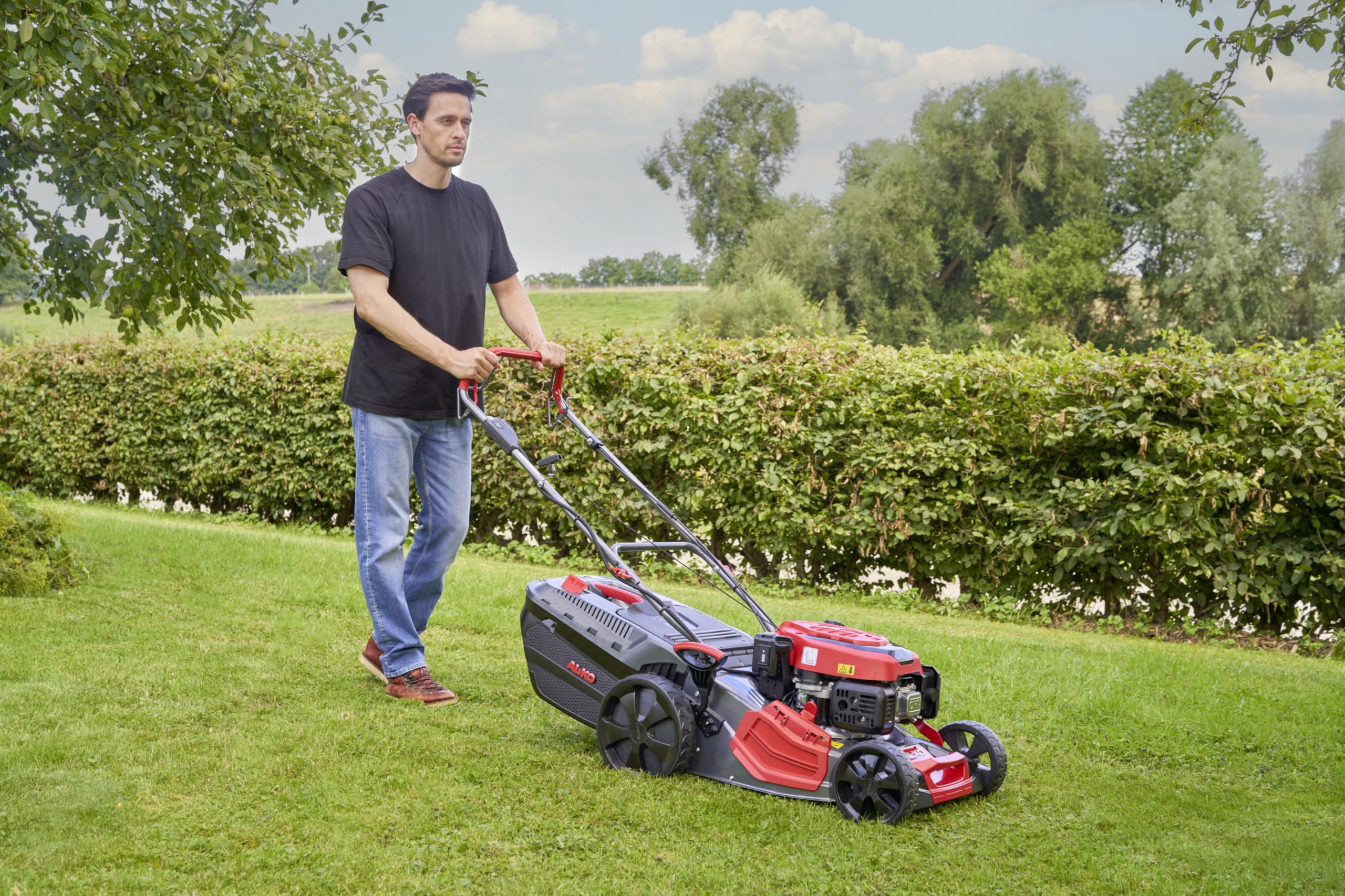 AL-KO Cortacésped de gasolina Comfort 46.4 SPED-A, ancho de corte de 46 cm, potencia de motor de 2,6 kW, tracción trasera de 1 marcha, arranque electrónico, para superficies de césped de hasta 1400 m²