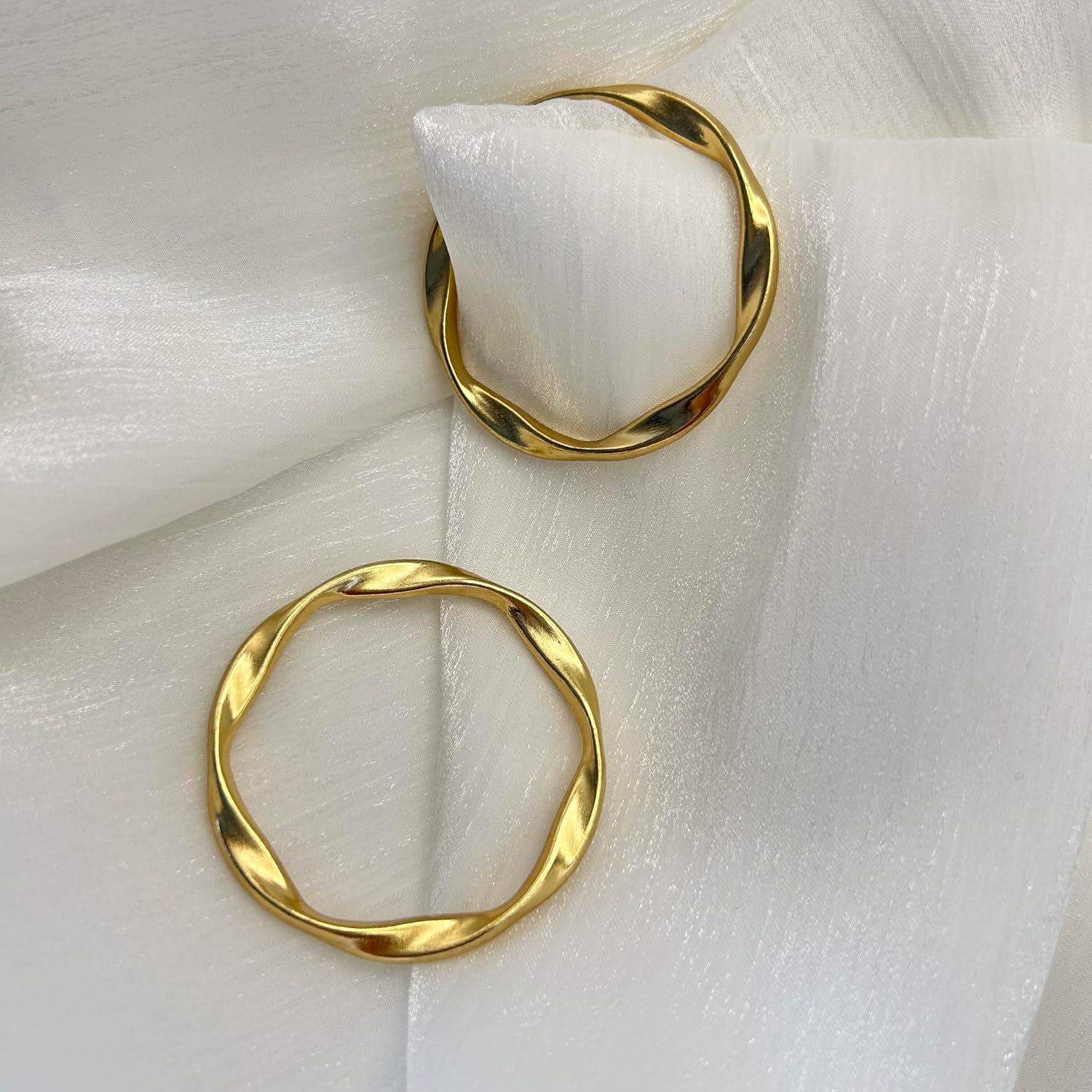 Gold Napkin Rings Set of 30, Matte Metal Twisted Wave-Shaped Napkin Holders