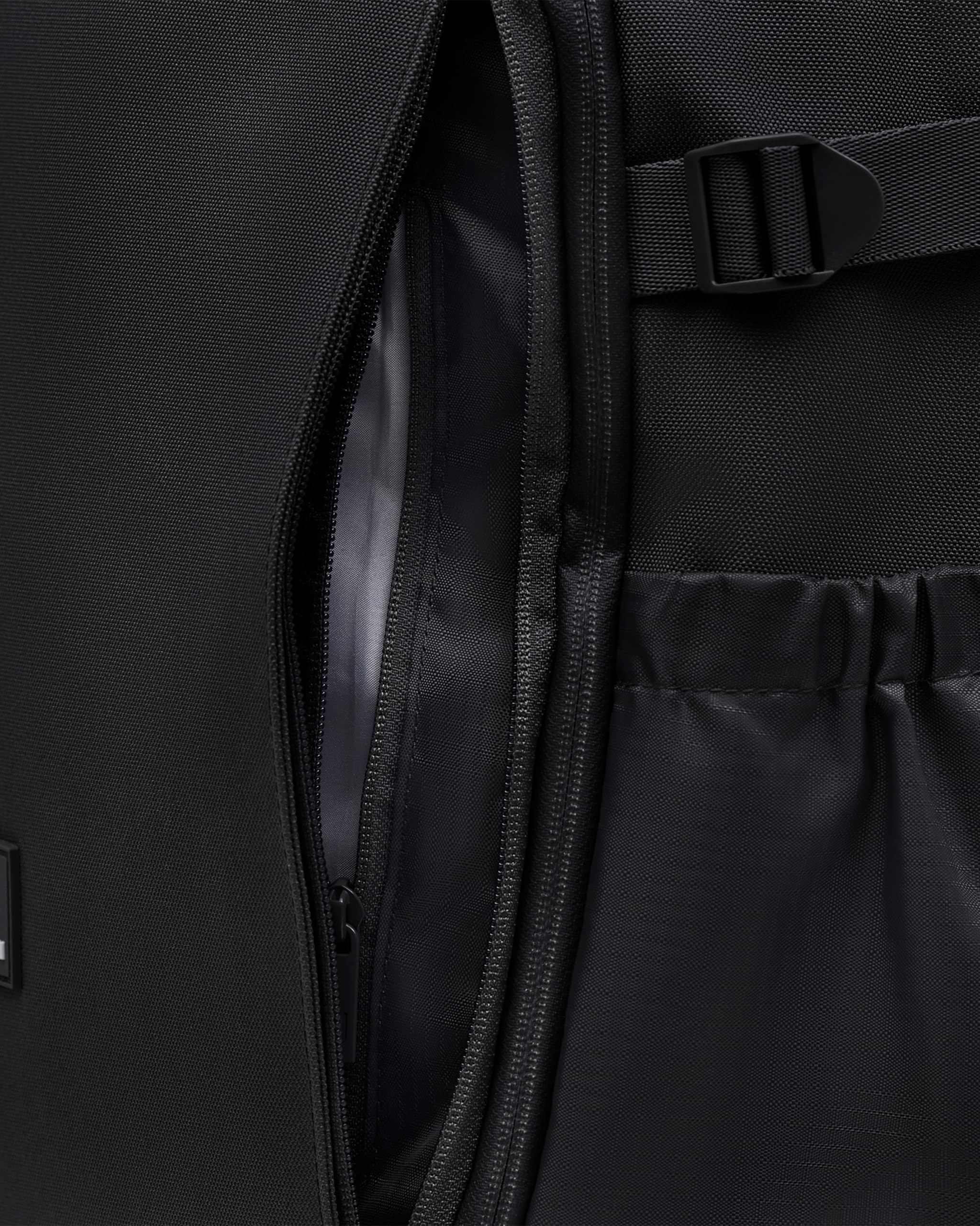Johnny Urban Reiserucksack Schwarz - Kian Large - Rucksack Handgepäck Flugzeug für Damen & Herren - Großer Travel Tagesrucksack mit 16 Zoll Laptopfach - Reisetasche 25l