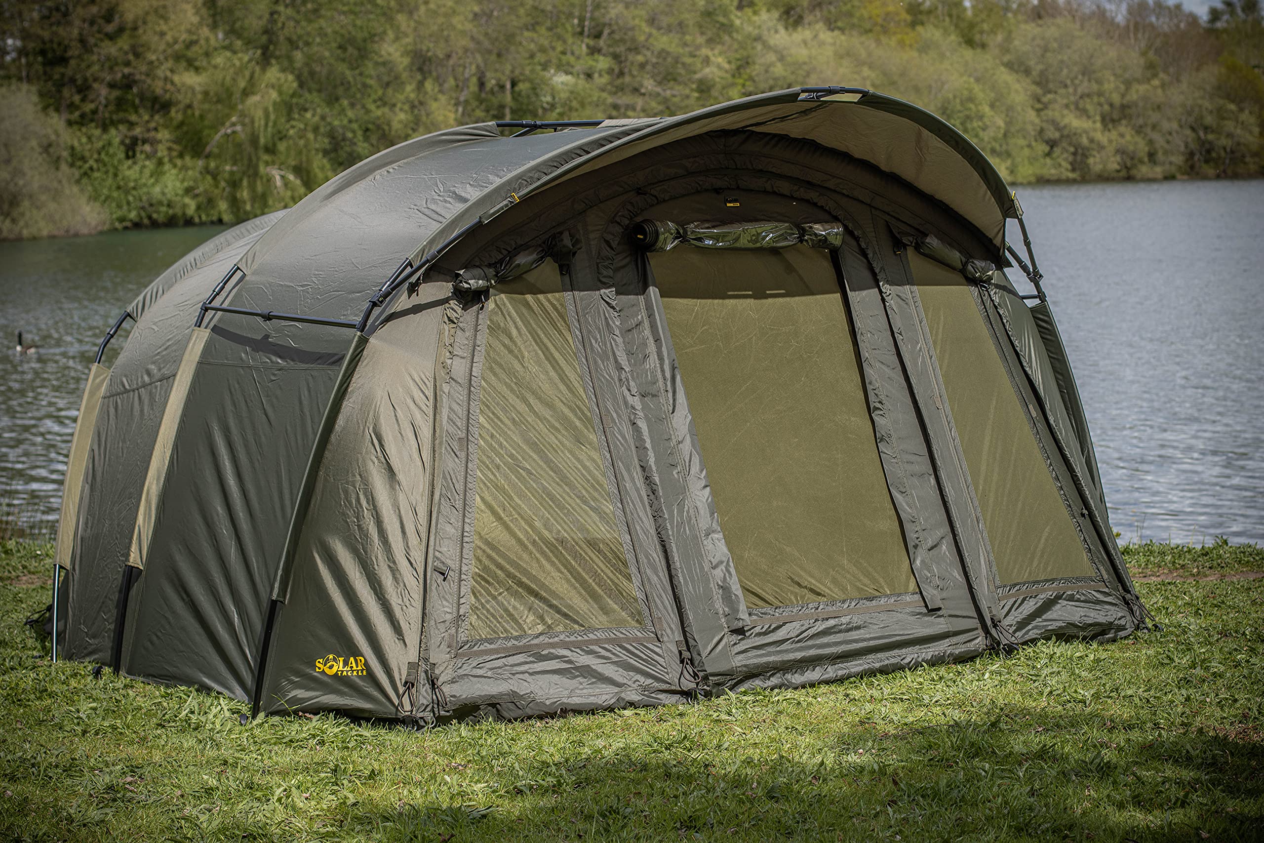 Solar Tackle Undercover - Refugio Exterior Bivvy para 2 Personas, Resistente al Agua, Malla mosquitera, Flujo de Aire, Paneles Traseros enrollados, Incluye Bolsillos Interiores, Lona Resistente para