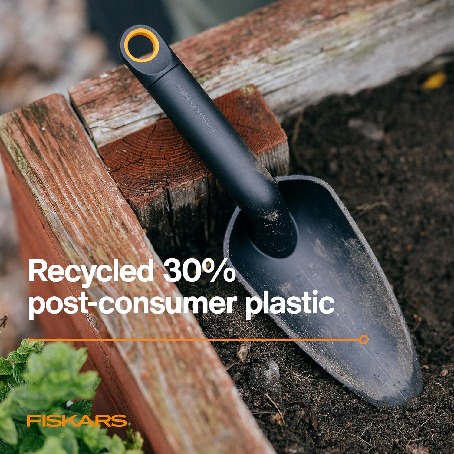 Fiskars Eco Trowel with Curved Spade, Ergonomic Handle, UV Resistance, Durable, Eco-Friendly Tool for Planters and Garden Beds