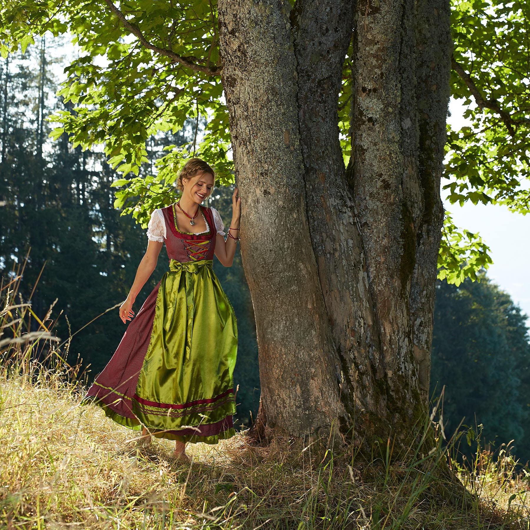 dressforfun Dirndl Damen Lang, Maxi Trachtenkleid mit Strasssteinen, feiner Schnürung, Rüschen-Ausschnitt und Zierborte, Trachtenrock Damen mit Schürze, Dirndl lang für Oktoberfest, rot/grün
