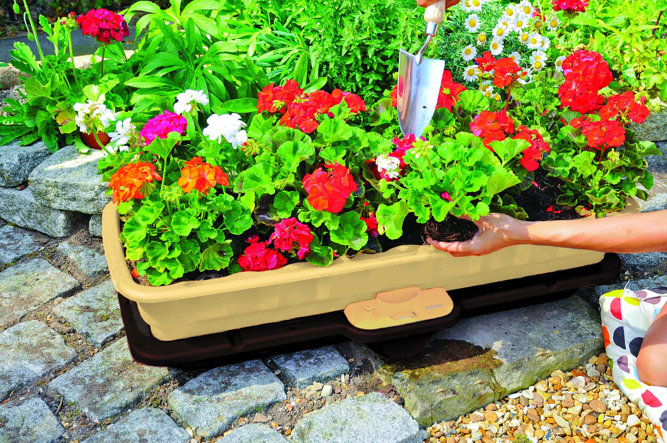 HOZELOCK - Carré Potager Autonome Easy Plant 3-en-1 : Mini-Jardin d'Intérieur, Arrosage Autonome jusqu'à 14 Jours, Permet une Culture sans Stress Hydrique pour vos Plantes, Économe en Eau [2811 0000]