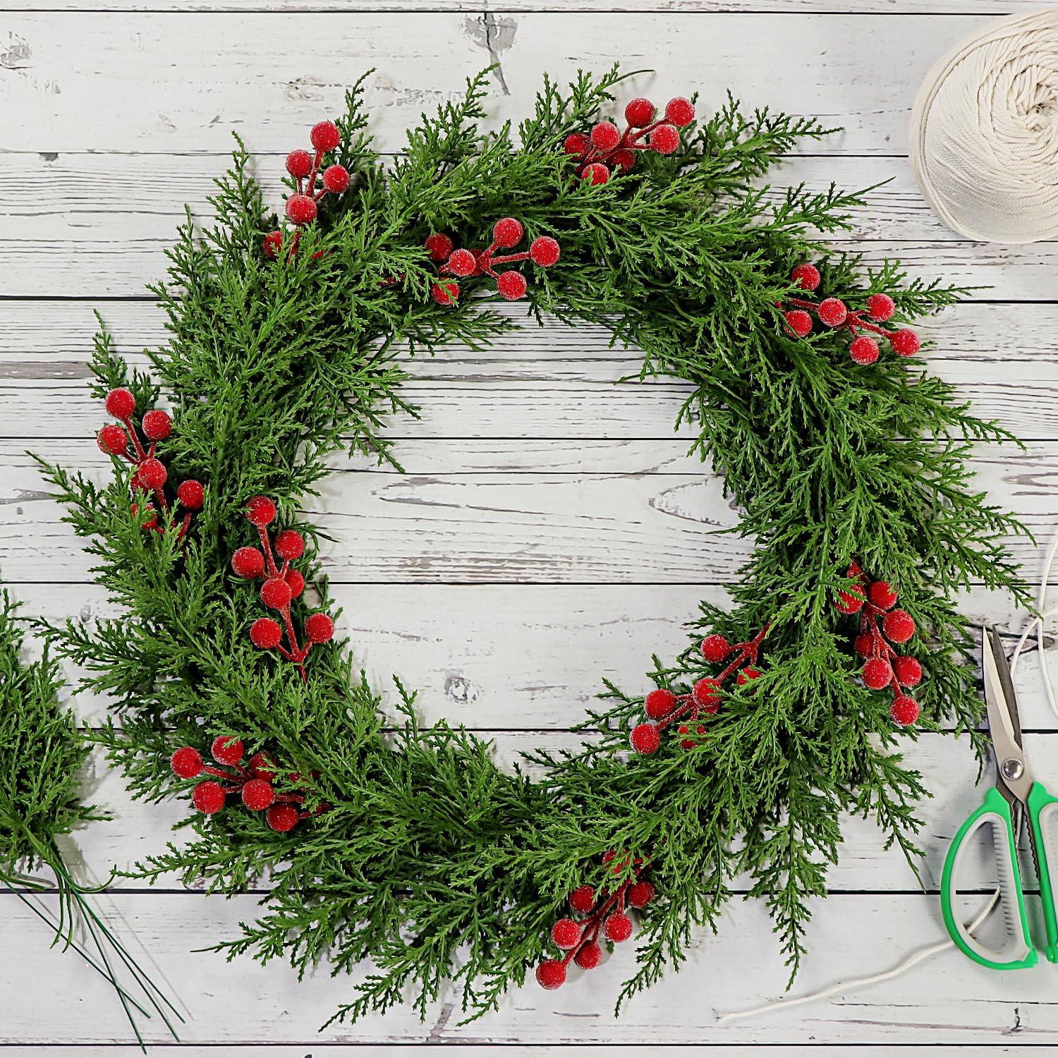 Set mit 40 künstlichen Tannenzweigen, Weihnachtsstechpalmenbeeren, Stiele, künstliche immergrüne Zedernzweige zum Basteln, Wintergrün, gefrostete Beerenspieße, Urlaub, Weihnachtsbaum, Vasenfüller