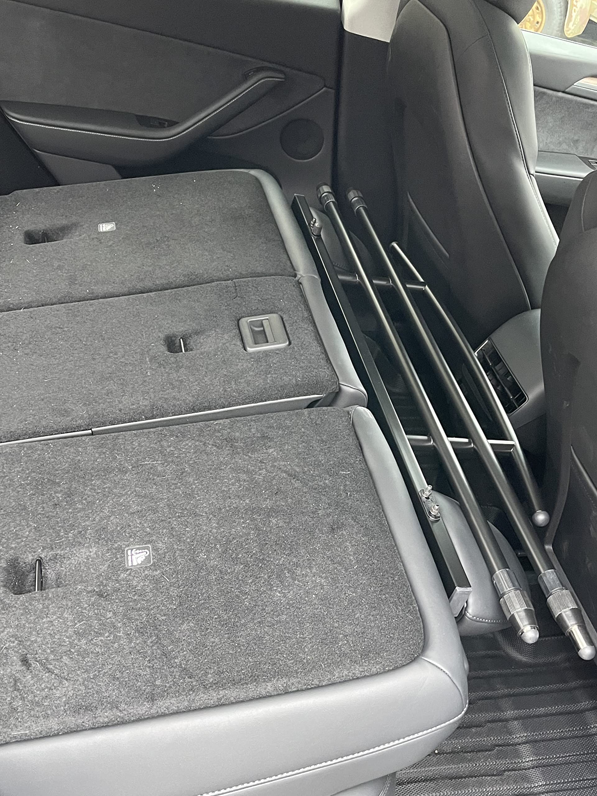 Electric Rebels Hundegitter/Transportgitter – kompatibel mit Tesla Model Y (auch Juniper) – stufenlos verstellbar, komplettes Montage-Set, ruhiger & sicherer Schutz für Hunde und Fahrer