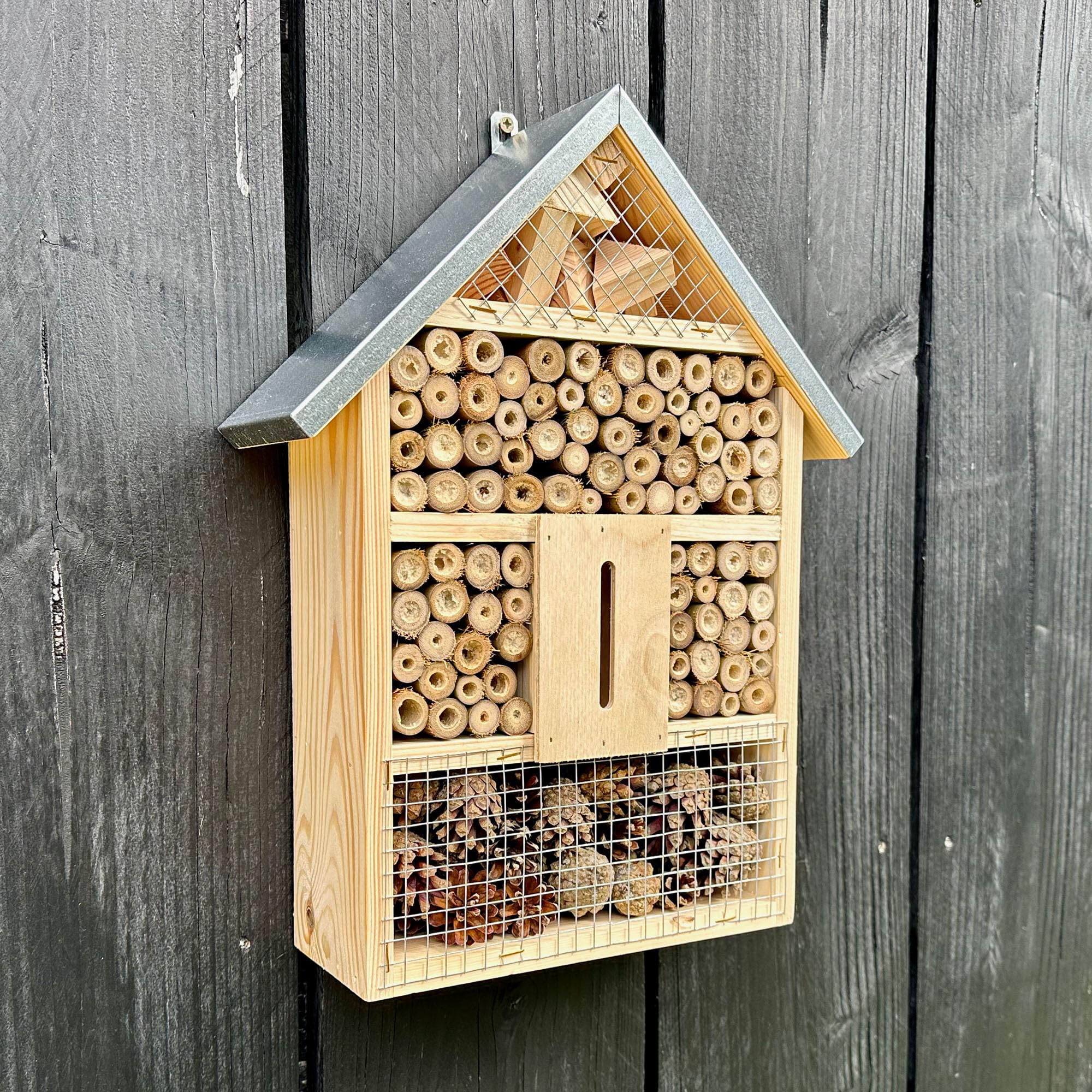 GARTENETAGE Natürliches Insektenhotel XL für Garten & Terrasse – Wetterfest, aus Naturholz, mit Bambusröhren & Tannenzapfen – Nistkasten für Wildbienen, Marienkäfer & Schmetterlinge