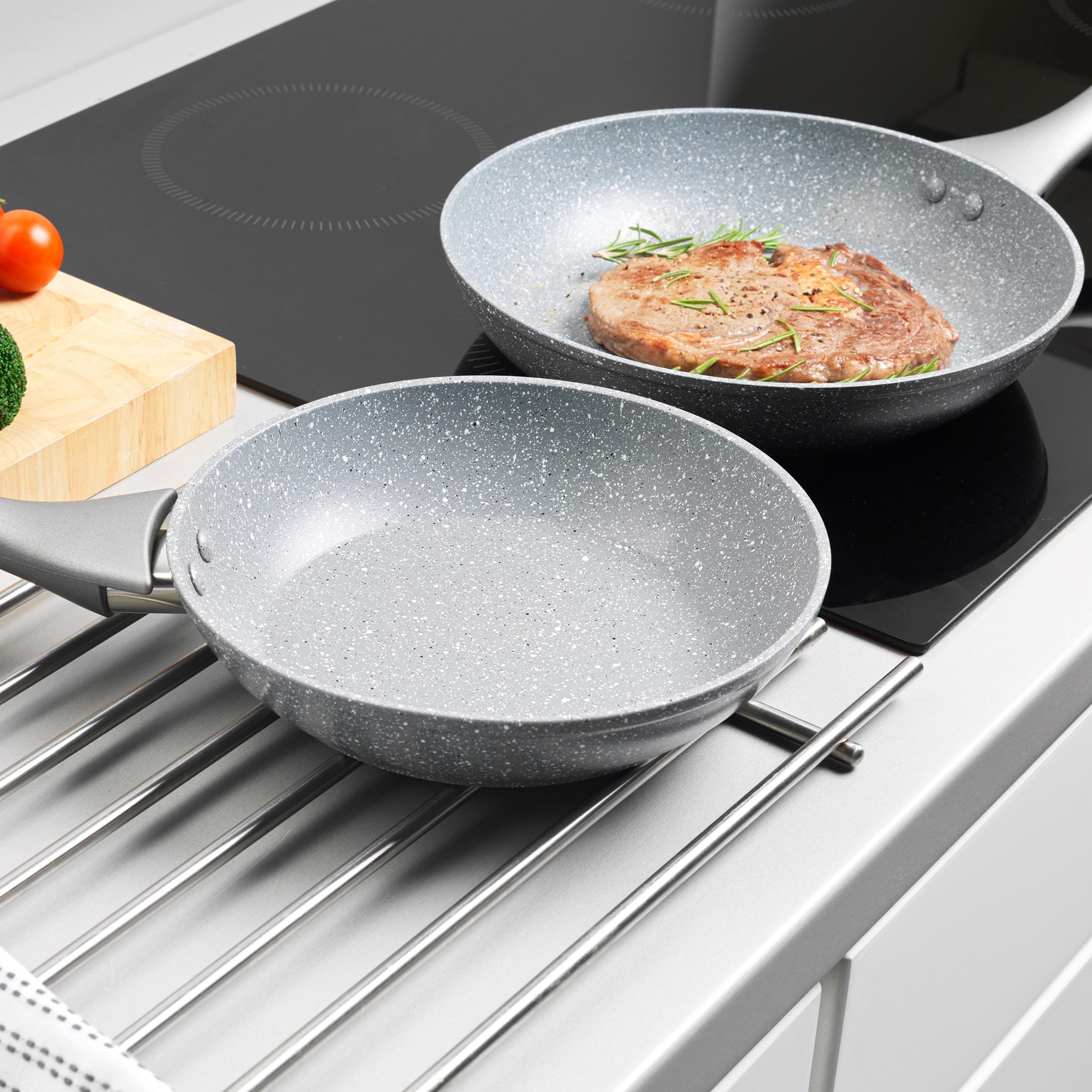 Salter COMBO-6449 Marblestone - Juego de 2 sartenes antiadherentes de 20/24 cm, aptas para inducción, utensilios de cocina de aluminio forjado, sartén para tortilla/huevo/tortitas, poco/sin aceite