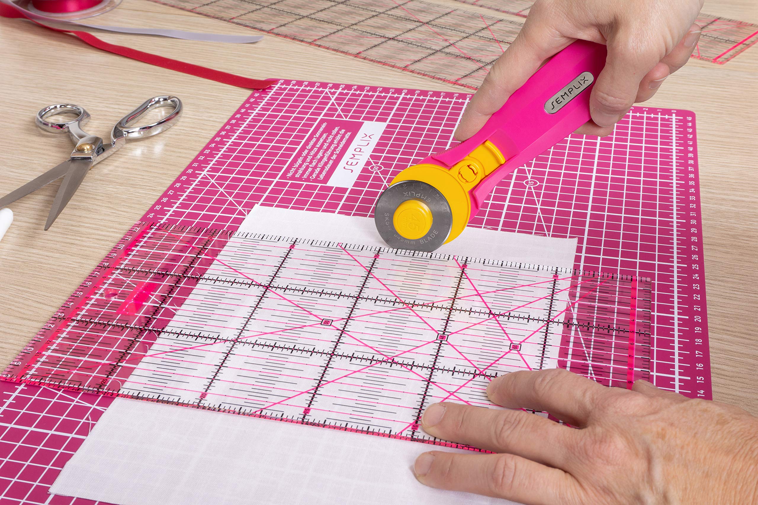 SEMPLIX Patchwork Starter Set mit Schneideunterlage (A3), Rollschneider Maxi, Lineal + Nähnadeln, Stecknadeln & Trickmarker (pink/Beere)
