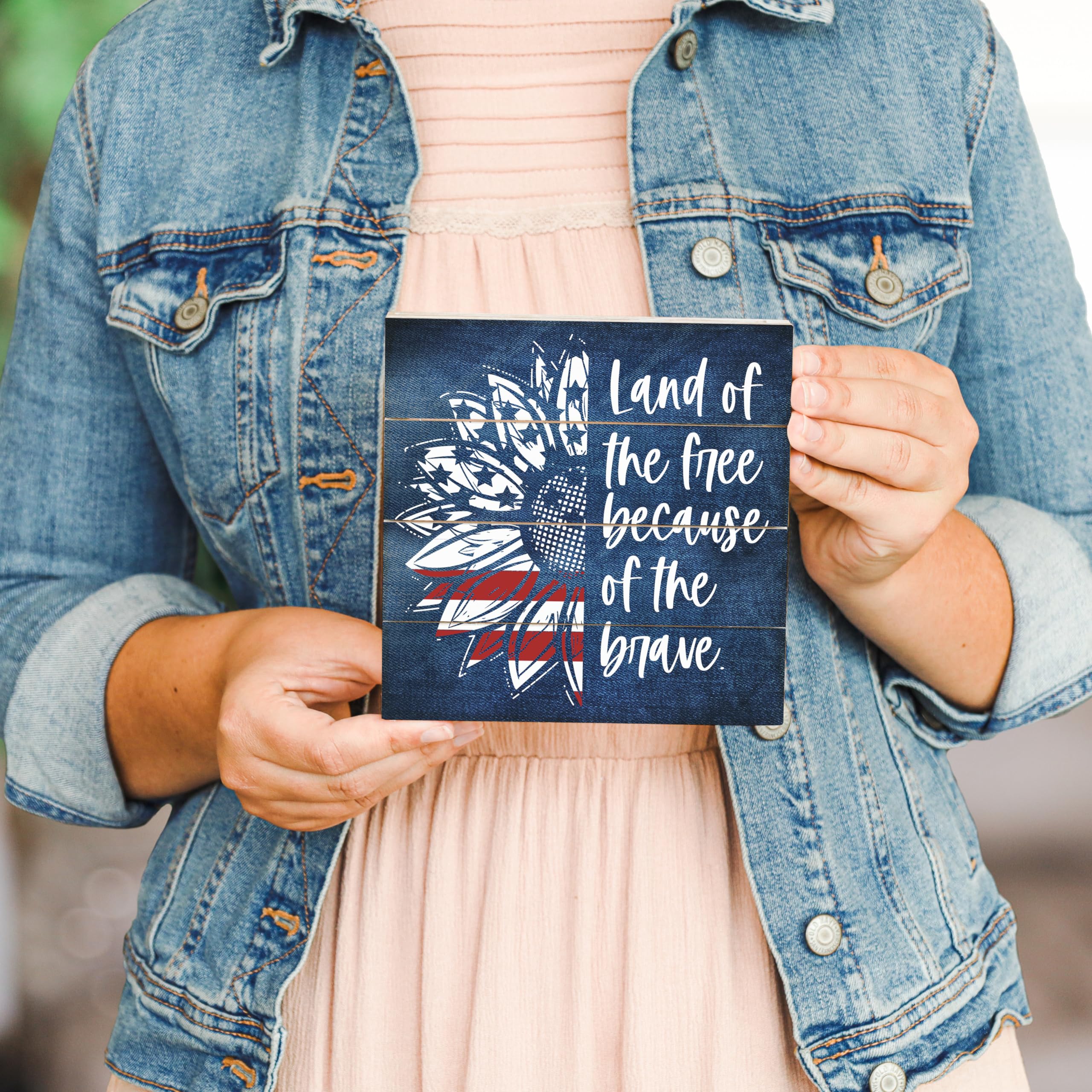 Simply Said Insegna In Legno America 'Land Of The Free, Home Of The Brave' - 15x15 Cm, Decorazione Fatta A Mano, Bandiera USA - 2