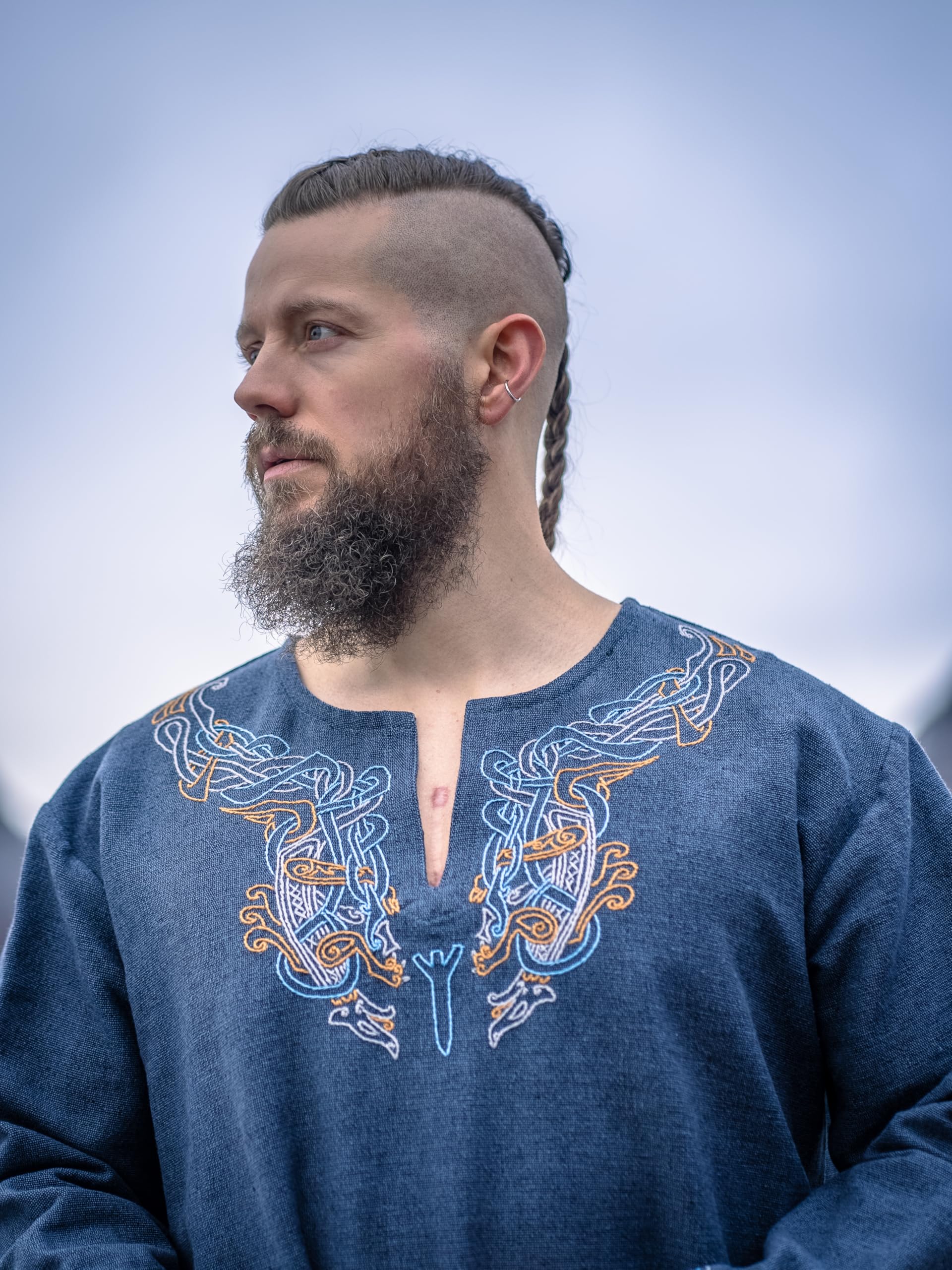 Leonardo Carbone® Tunique viking Snorri - Vêtement médiéval pour homme, chemise médiévale, costume de carnaval pour homme, tunique viking, vêtements LARP - 100 % coton avec broderie urnes