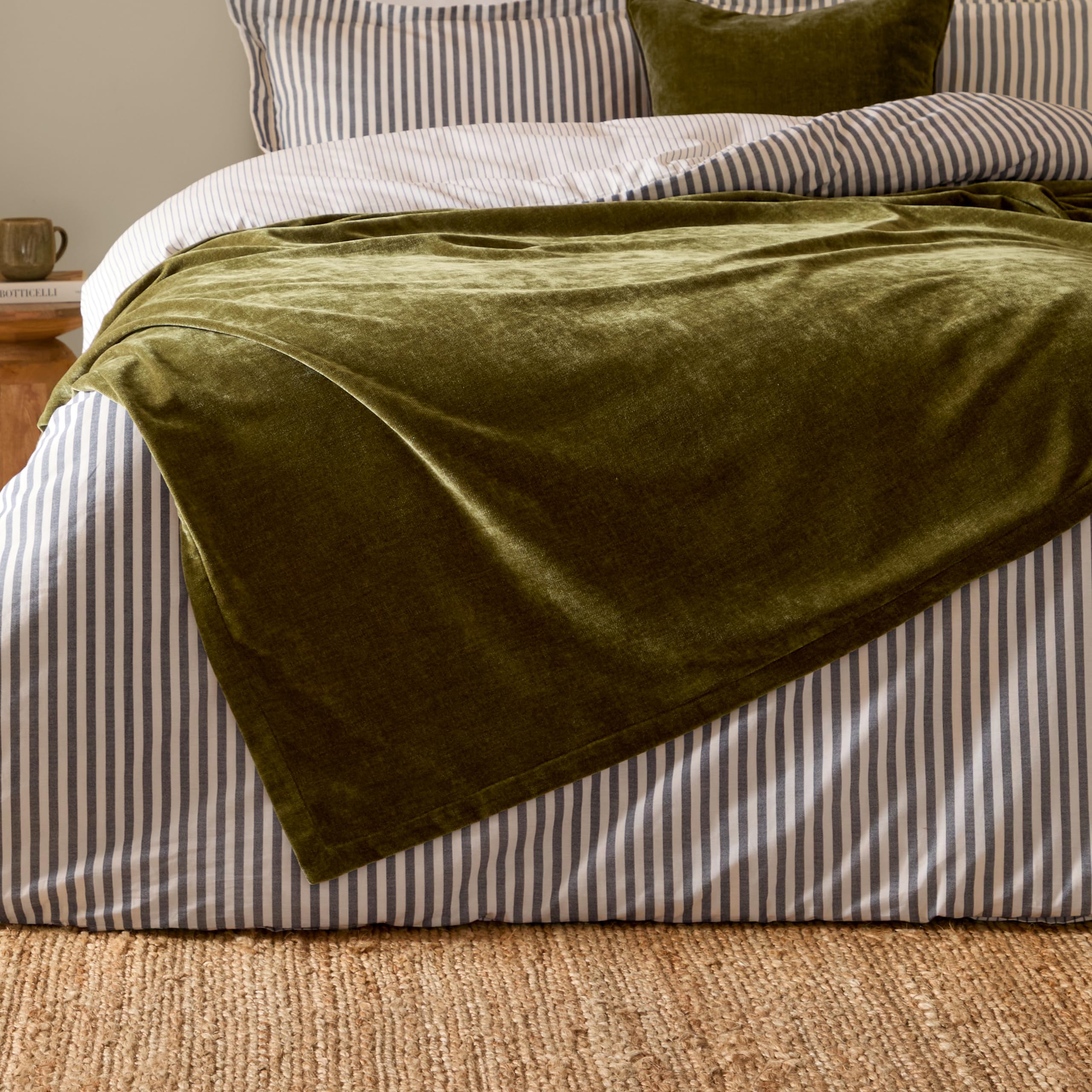 Yard Heavy Chenille Throw – Luxuriöse, weiche Samt-Dekodecke für Bett oder Sofa (Olive – 150x200cm)