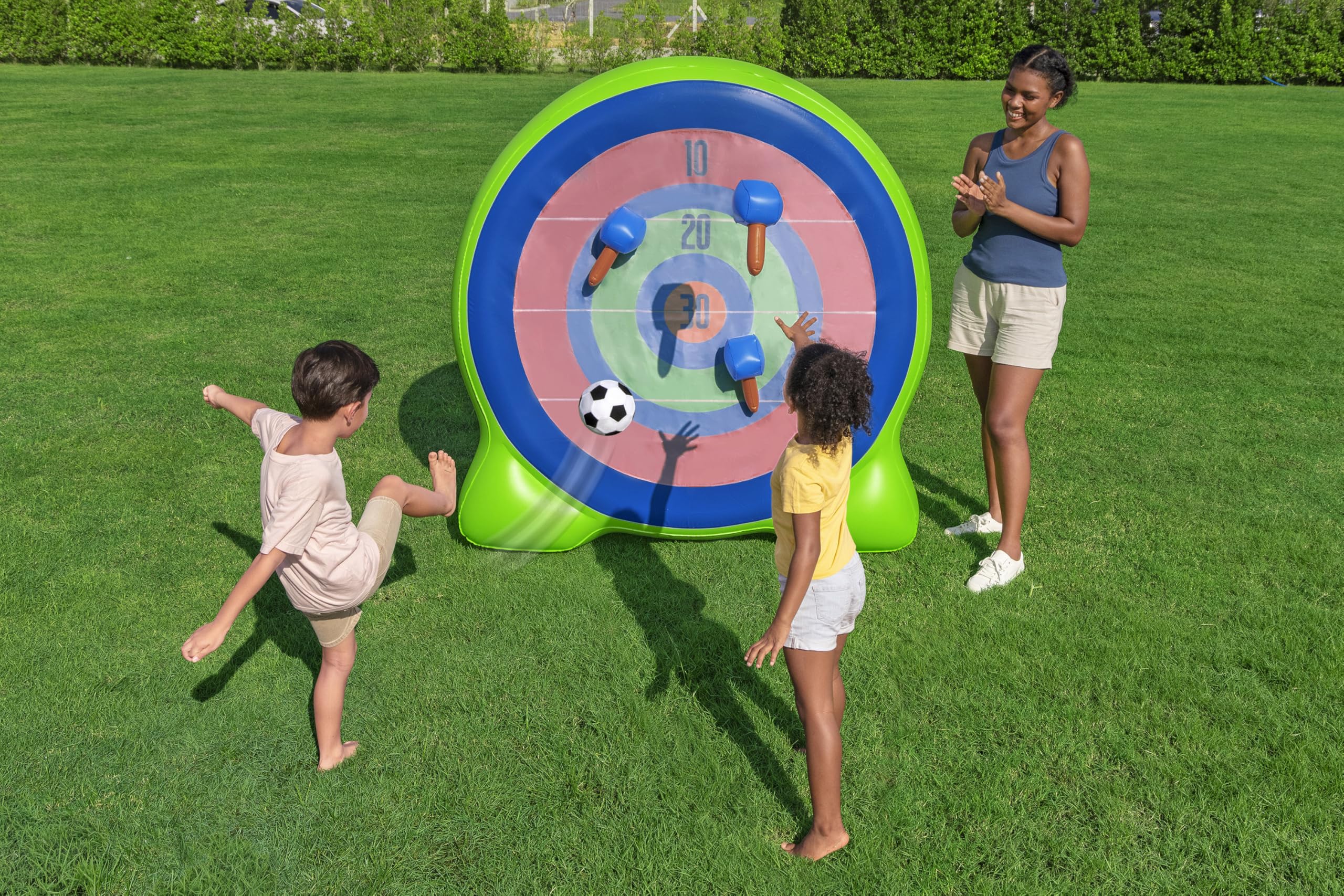Bestway Fußball-Dartscheibe Backyard Bullseye 157x107x157 cm – Aufblasbares Outdoor Wurfspiel mit Klett-Fußball & Axtwurf, stabile Wasserkammer, Robustes PVC, inkl. 2 Fußbälle + 2 Äxte, ab 6 Jahre