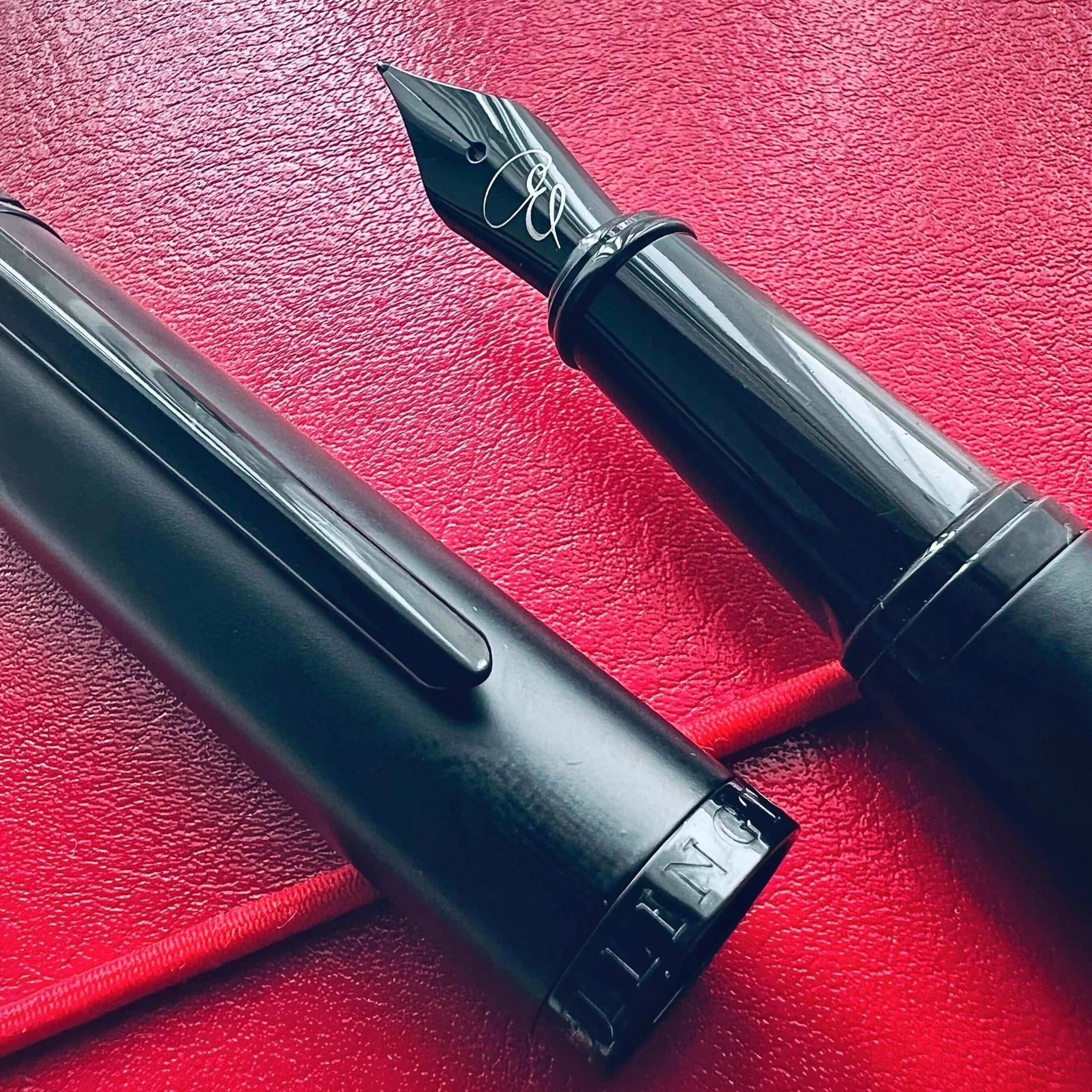 Ellington Pens Luxus Füllfederhalter Set - Füllfederhalter zum Schreiben - Glatte Feder - Inklusive nachfüllbarem Tintenkonverter, 3 Tintenpatronen [2 Schwarz & 1 Blau], Geschenkbox - Elegante