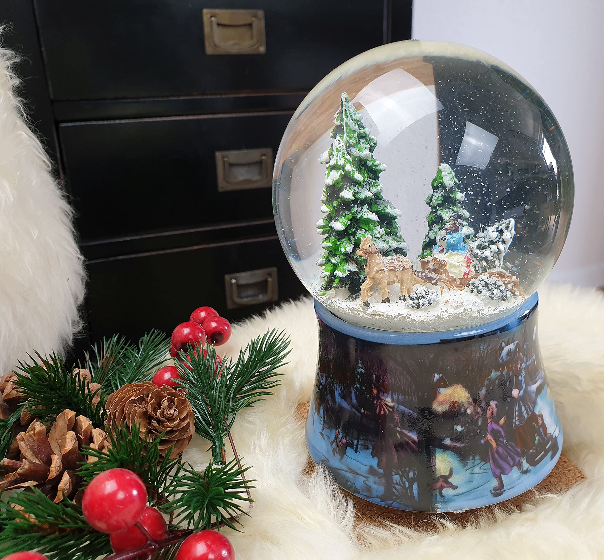 Schneekugel Weihnachten Spieluhr | Schlittenfahrt mit Christbaum | Sockel Winterlandschaft Eisläufer | Höhe: 140mm, Breite 100mm | mit Musik | Schüttelkugel mit Weihnachtsmelodie | 20091
