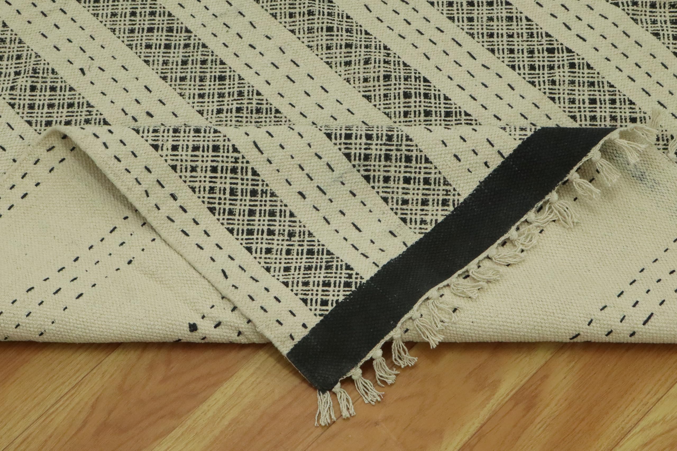Dhurrie Kelim-Teppich, handbedruckt, Baumwolle, 30,4 cm, Beige / Schwarz, geometrisches Design, Handwäsche, 0,5 cm dick, handgefertigt, Boho, für drinnen und draußen, Flachgewebe, für Flur, Esszimmer