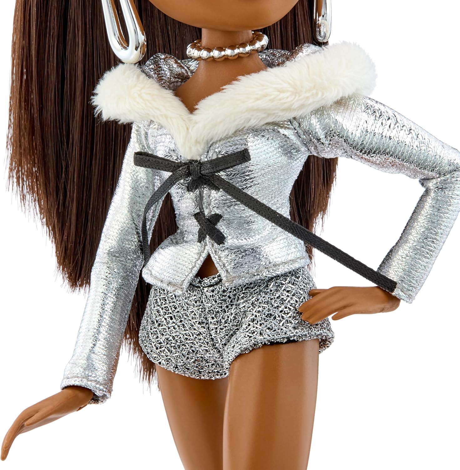 Bratz Charmz Sasha Fashion Doll with Collectible Charm Bracelet - Image 5