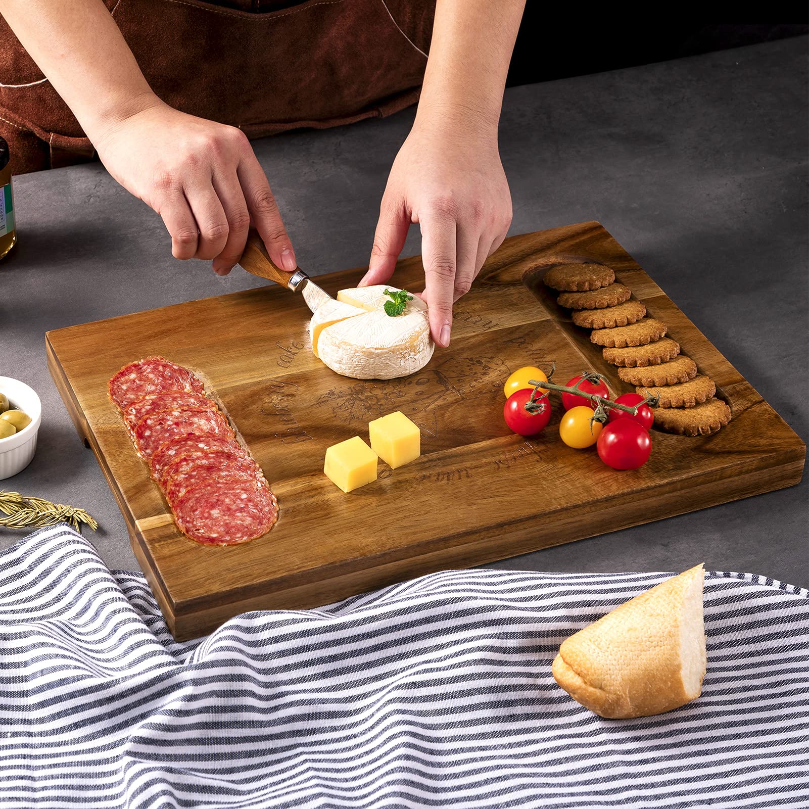 HBlife Käsebrett und Messer-Set, Akazienholz, 27,9 x 40,6 cm, Käseplatte mit 4 Edelstahl-Messern, Charcuterie-Platte, Hauseinweihungsgeschenk, perfekte Wahl für Weihnachten, Erntedankfest, Hochzeit