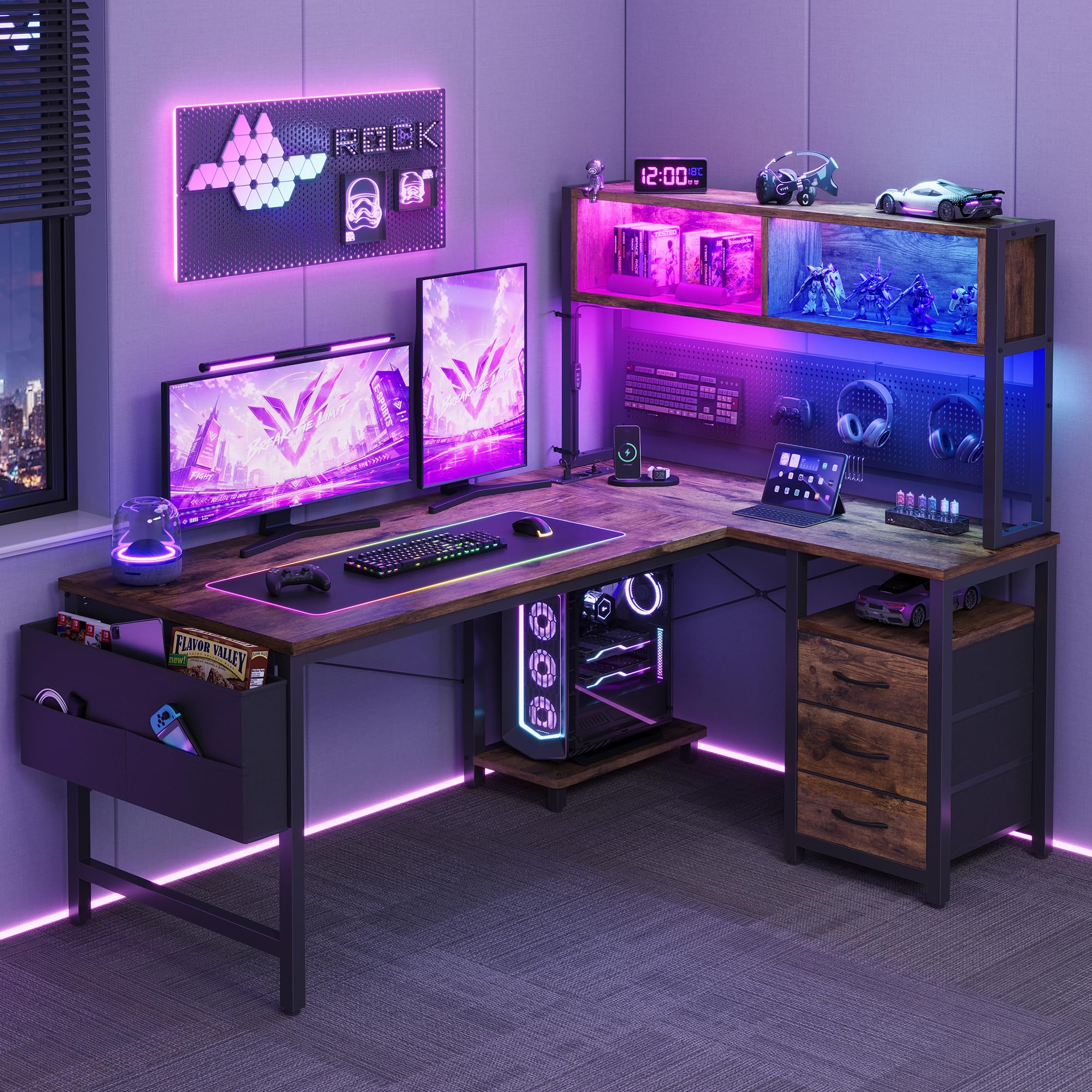 YOUDENOVA L Form Schreibtisch Reversibel, Gaming Tisch mit LED, Steckdosen & USB, Eckschreibtisch mit Regal & Lochwand, 3 Schubladen Computertisch für Büro Wohnzimmer Homeoffice Gaming 135x100 Braun