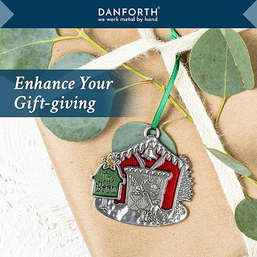 Miniatura 6 de Adorno de Navidad anual 2023 'The Reindeer Barn' - Peltre fundido a mano - Fabricado en los Estados Unidos - 2 38 pulgadas de ancho