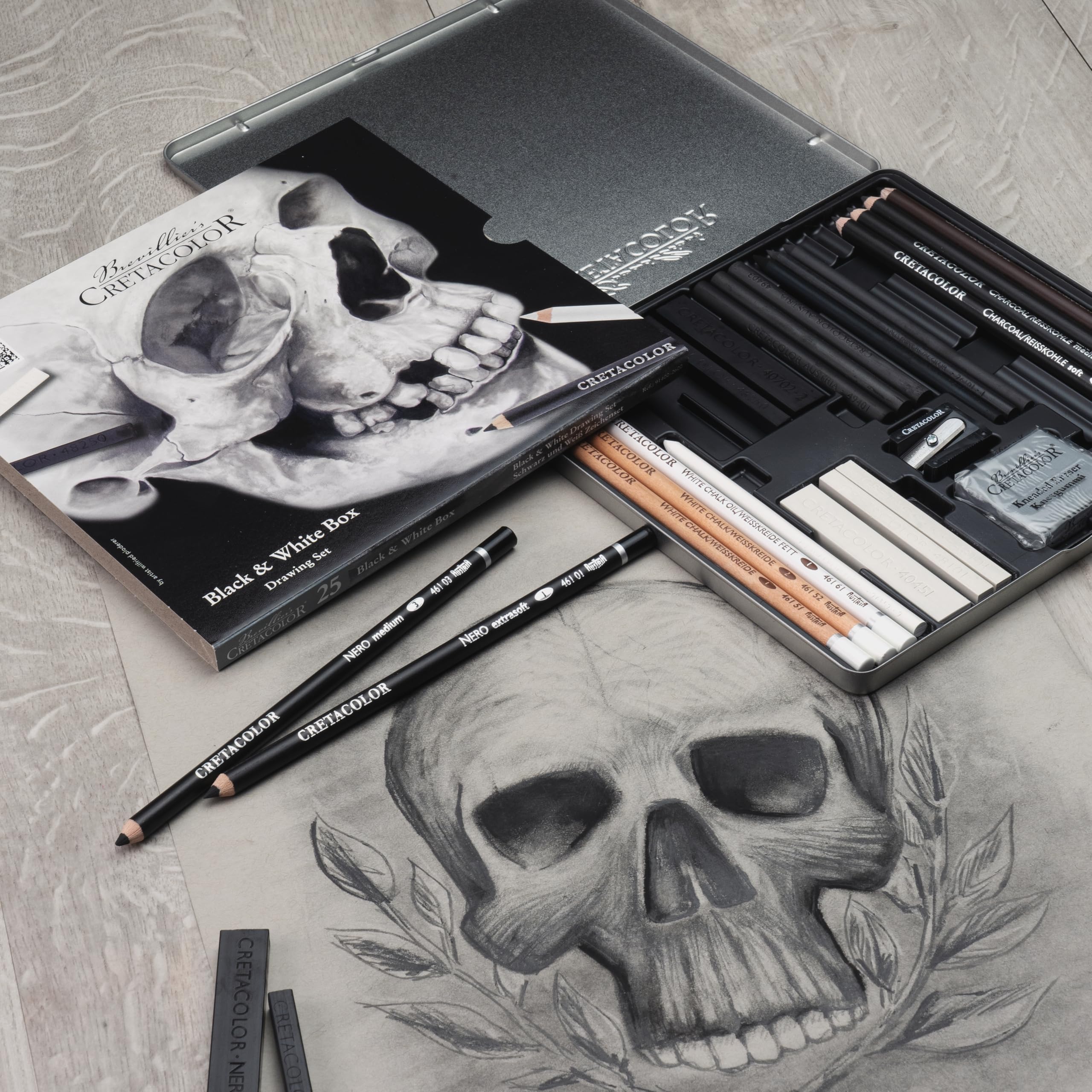 Cretacolor Black & White Box „Skull“ – 25-teiliges Schwarz-Weiß Zeichen-Set mit Stiften, Künstlerminen, Kohle, Spitzer & Radierer – Zeichenmaterial für Skizzen, Portraits & Illustrationen