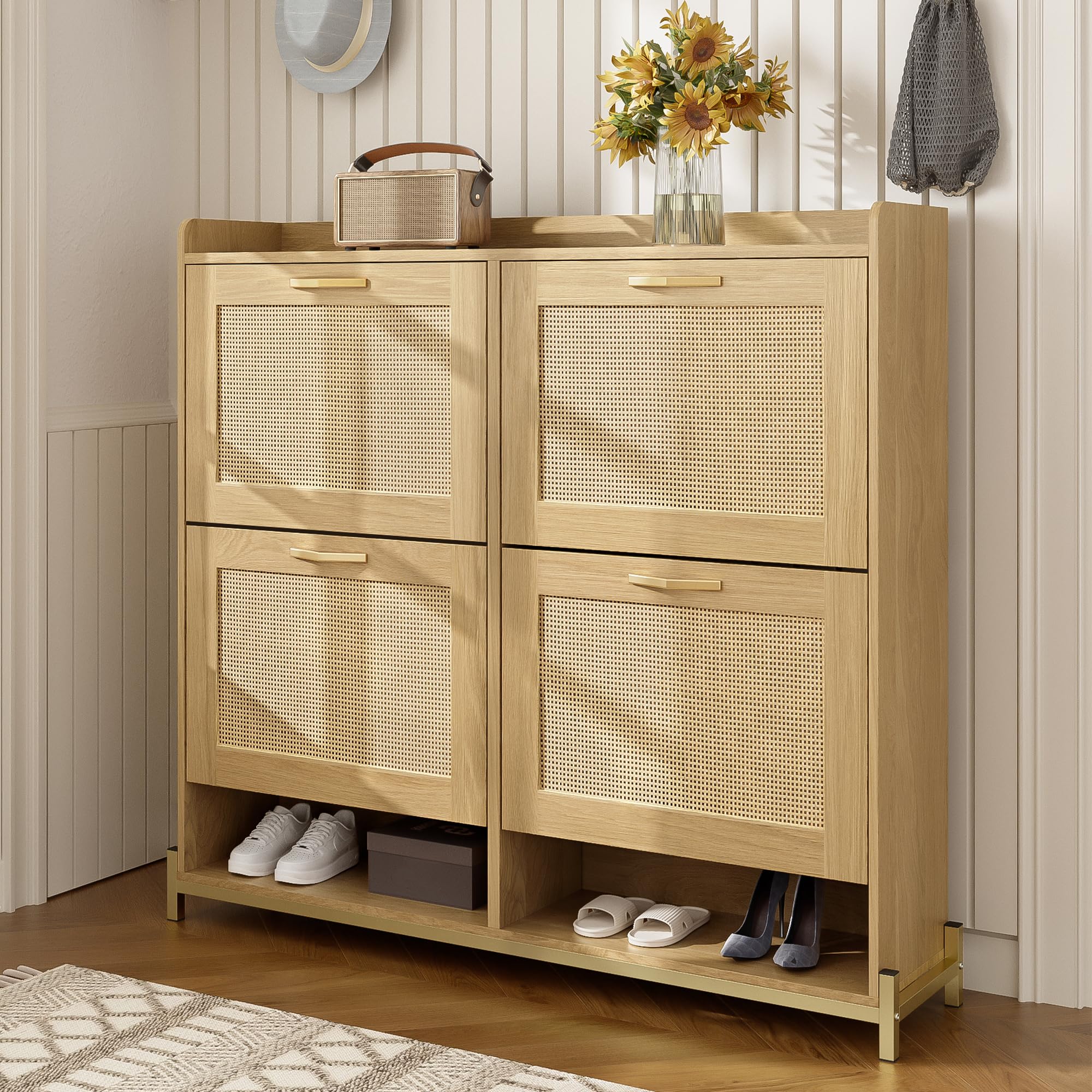 BTM Meuble à Chaussures Élégant en Bois avec Portes en Rattan – 4 Portes, Cadre en Métal et Étagère Supérieure pour Rangement Élégant et Clair