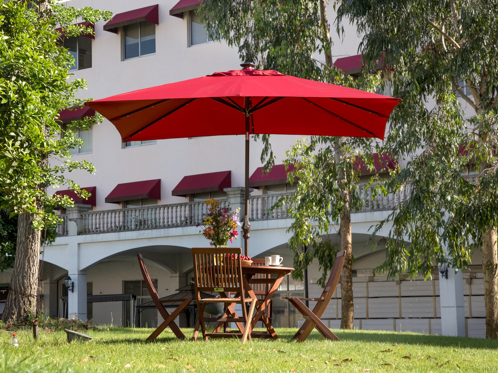 Amazon Com Abba Patio Solar Led 9 X 7 Ft Patio Offset Hanging Umbrella Cantilever Umbrella With Cross Base For Garden Deck Backyard Pool Dark Red Garden Outdoor