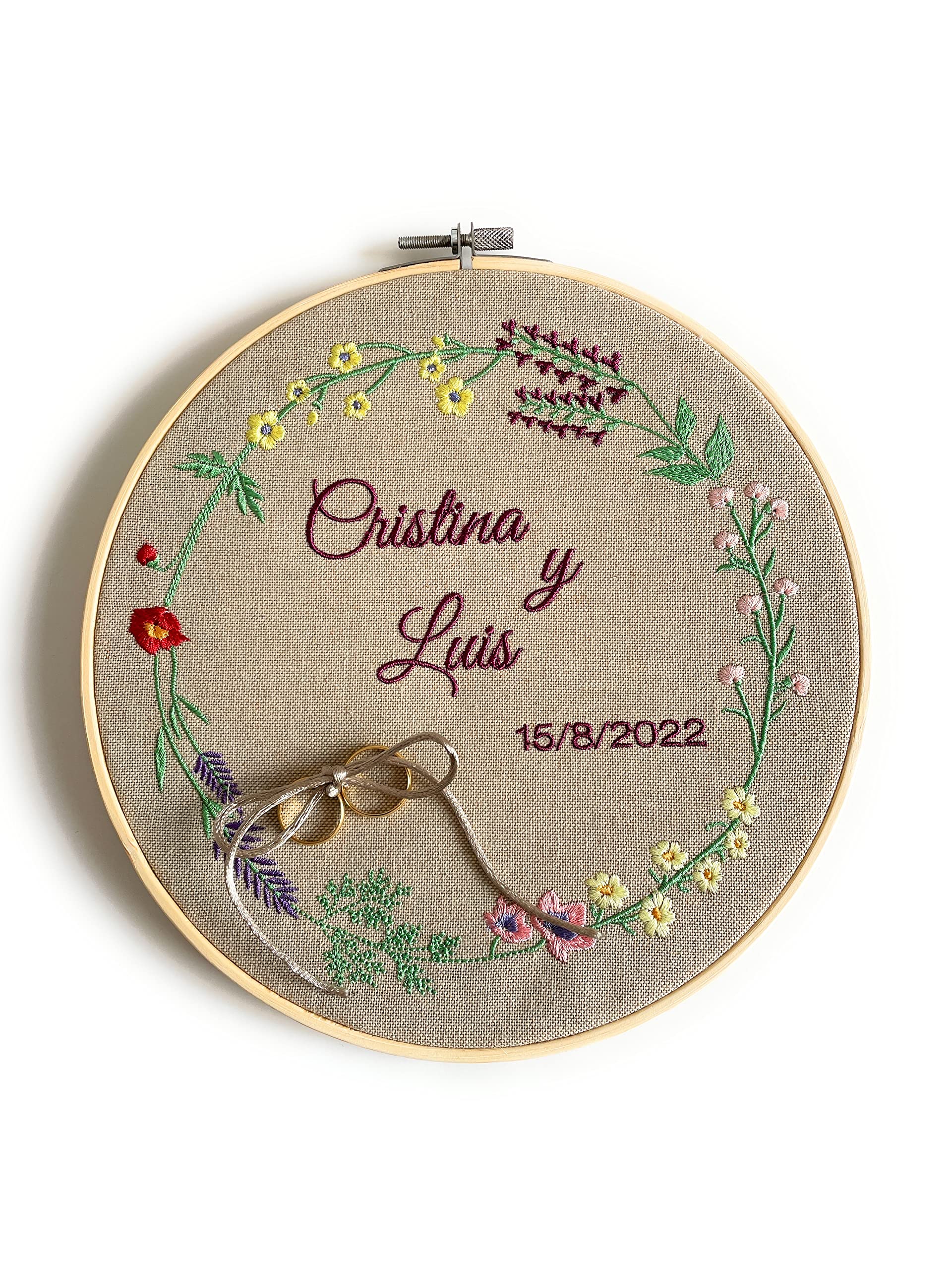 VPM Original Bastidor porta alianzas de 22 cm., bordado personalizado con nombres y fecha. Con cordel para anudar los anillos. VPM Original. Fabricación española.