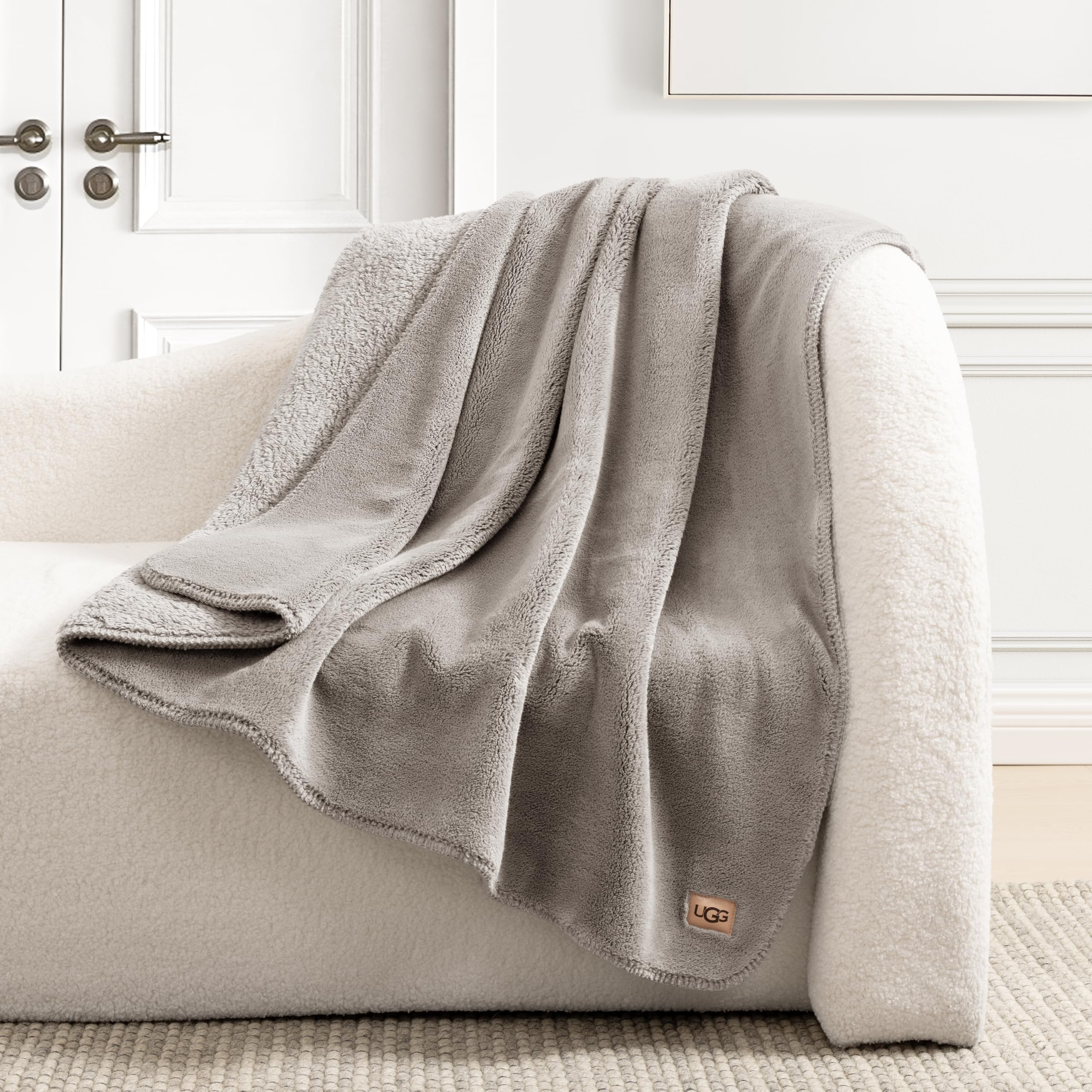 UGG Whitecap – Plüsch-Überwurfdecke für Couch oder Bett – Bequeme, gemütliche Heimdekoration – weiche und luxuriöse Decke für Wohnzimmer oder Schlafzimmer – 127 x 177,8 cm – Schatten