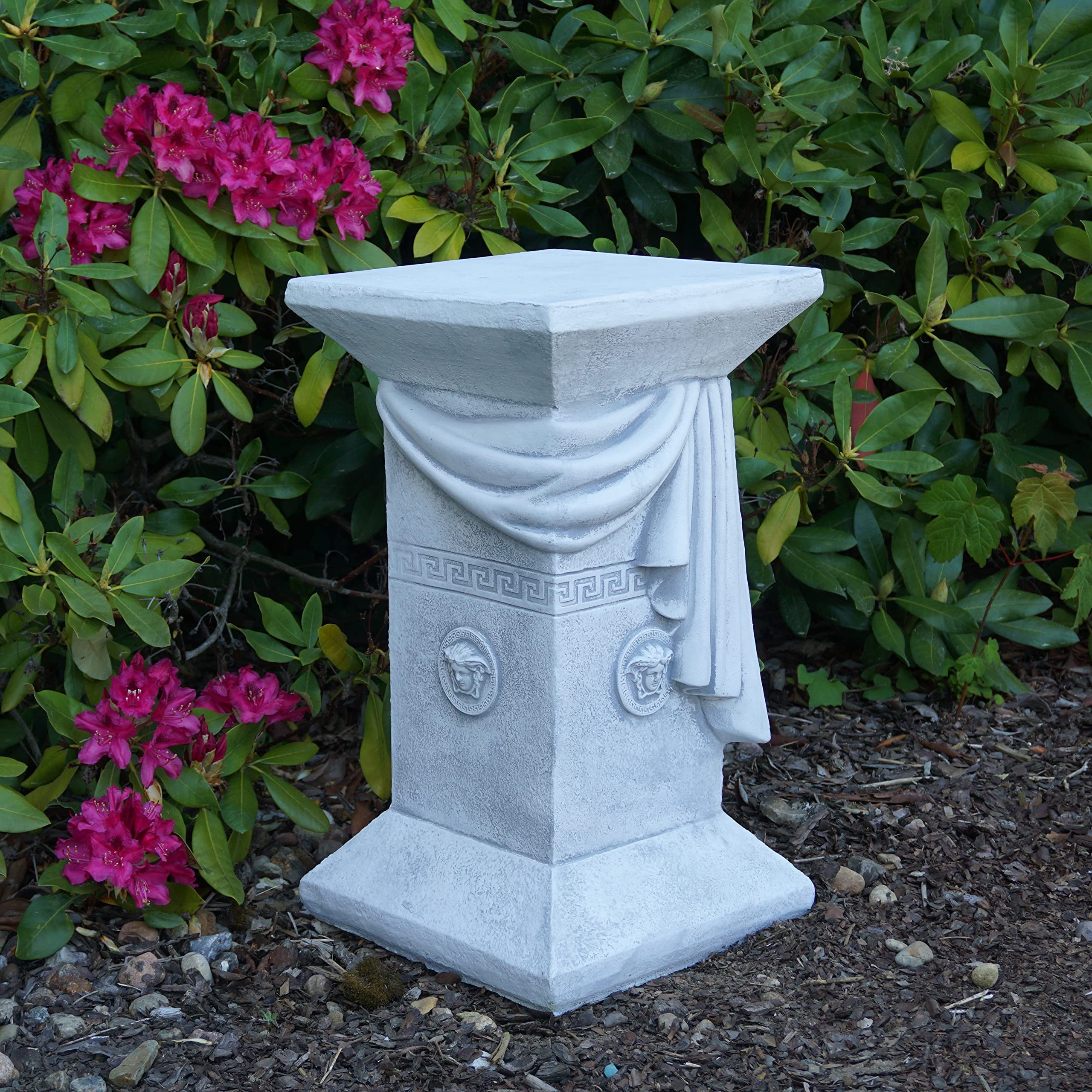 gartendekoparadies.de Sockel Podest mit Designer Motiv aus Steinguss, Grau, Frostsicher für Außenbereich, H. 56 cm, Stellfläche 32 x 32 cm, 71 kg