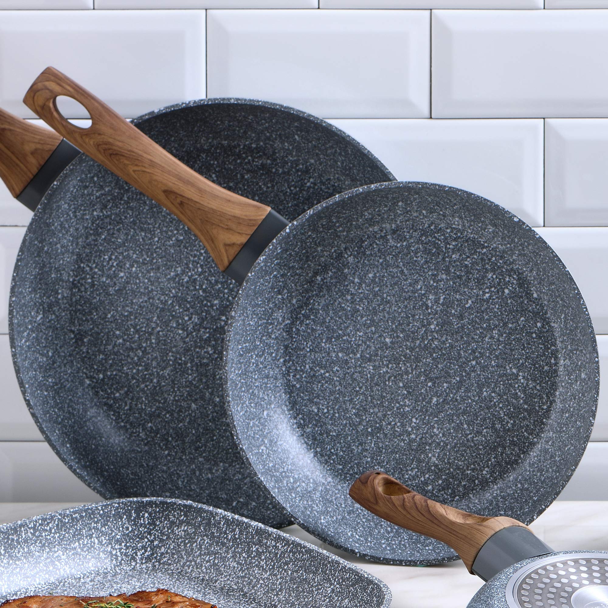 San Ignacio Batería de cocina 8 piezas en acero inoxidable, con juego de sartenes con asador 28x28 cm en aluminio forjado, inducción, PK3153, Color Granito, 18/20/Asador + Bateria