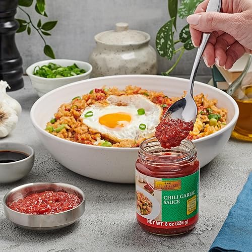 Miniatura 8 de Lee Kum Kee Salsa de chile y ajo (8 onzas  12 unidades) Salsa picante salada de chile y ajo, perfecta para sumergir, sofreír, mariscos, verduras,