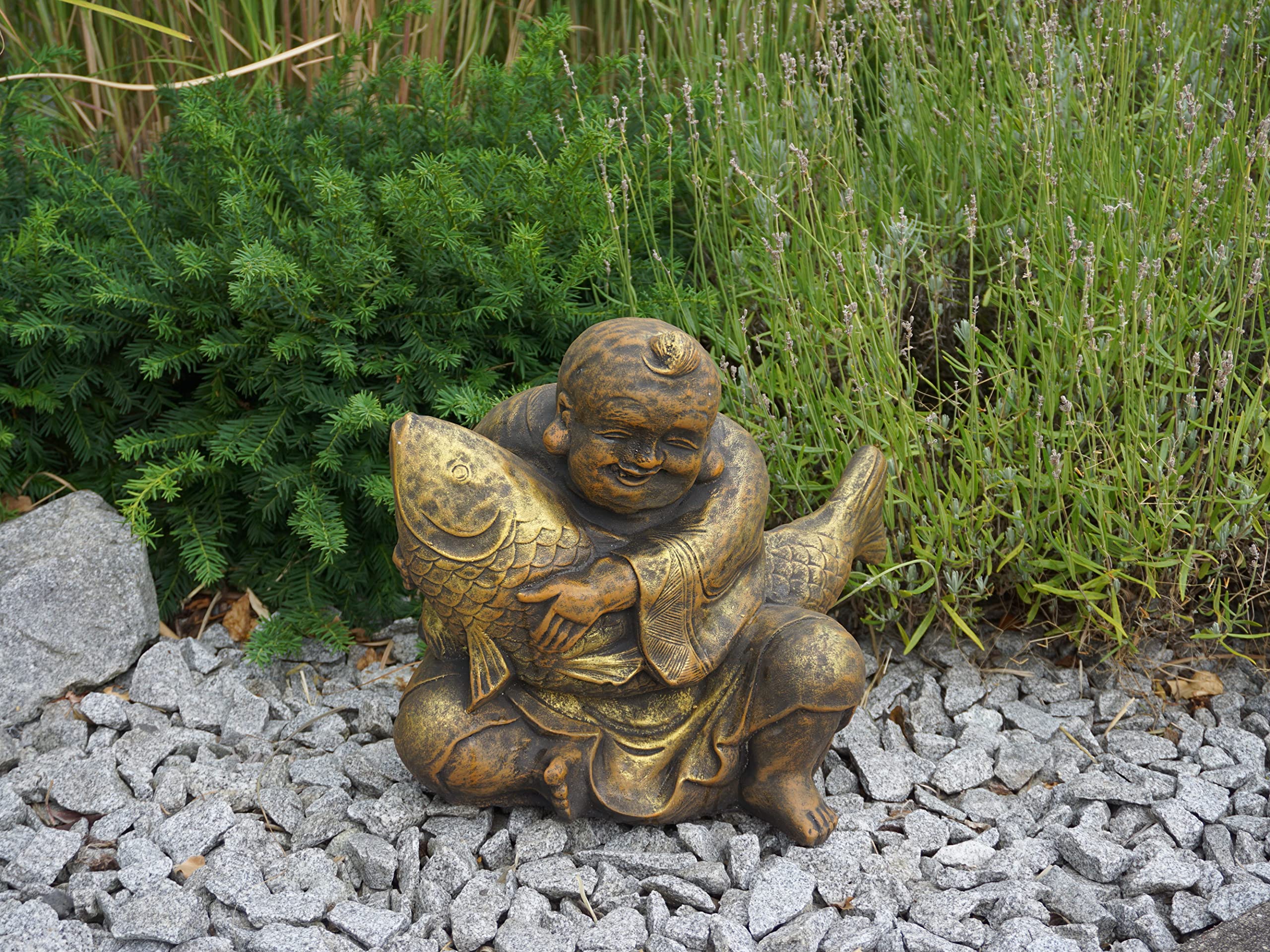 gartendekoparadies.de Buddha mit Koi Karpfen, Steinfigur, H. 33 cm, 21 kg, Grau, frostsicher aus Steinguss für Außenbereich (Gold)