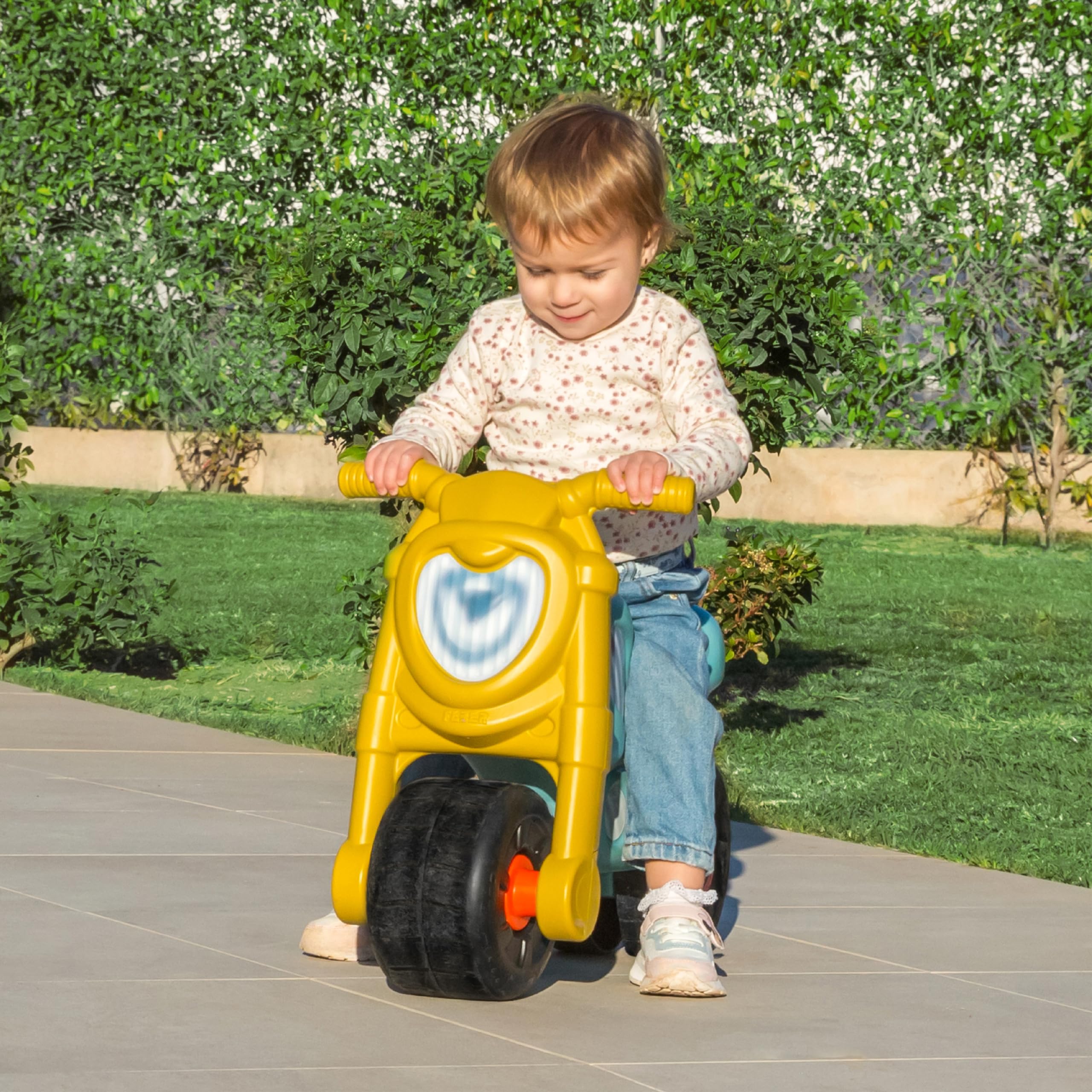 FEBER - Motofeber Casual, Correpasillos con Forma de Moto con un Diseño Que Transmite Relajación, Estable y Seguro, Desarrollo niños y niñas de 18 Meses a 3 años, Famosa (FED30000)