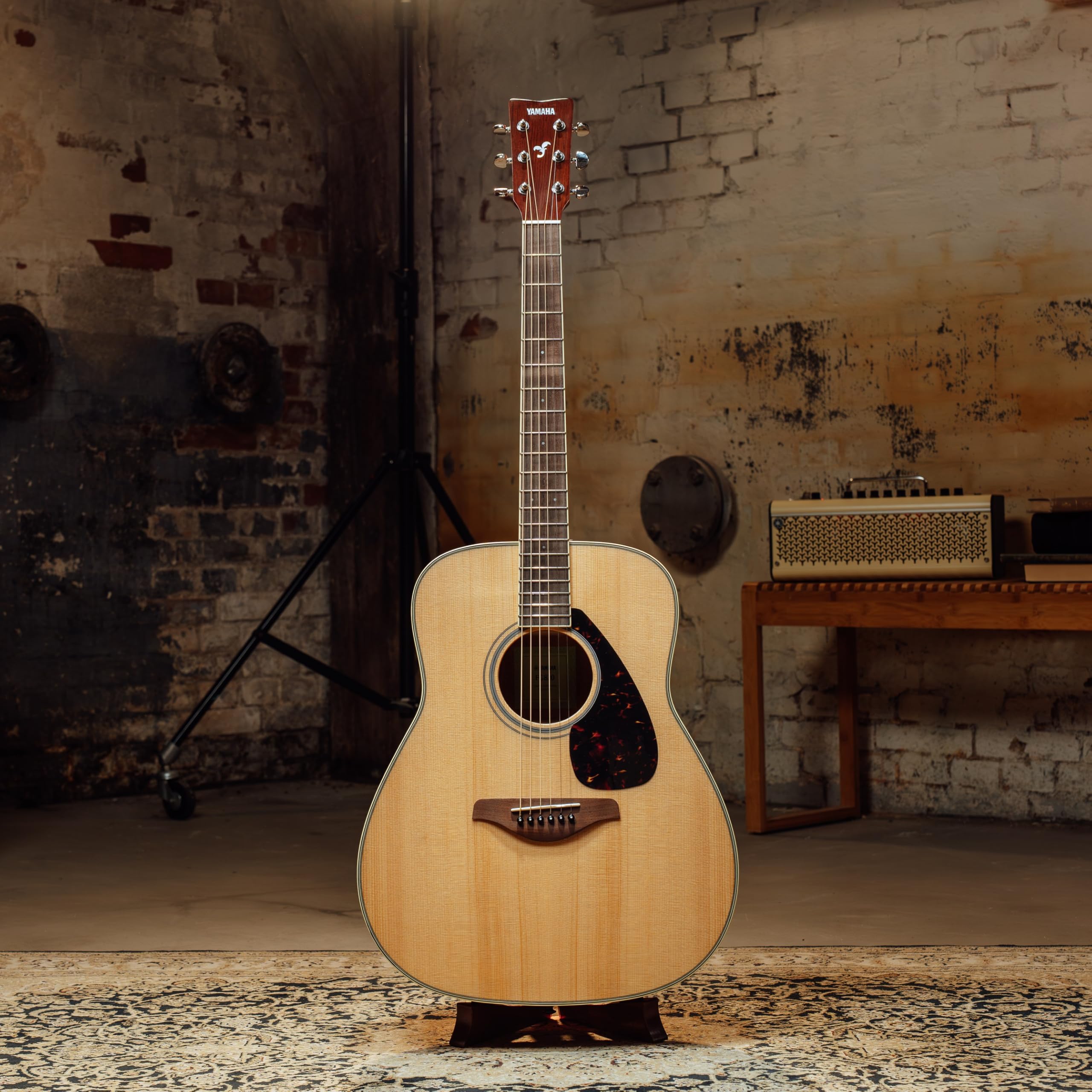 YAMAHA FG820 Gitara akustyczna - Dreadnought w standardowym rozmiarze, kamerton 24,96", solidny świerk, mahoń tył i boki, podstrunnica palisandru, struny stalowe - naturalne