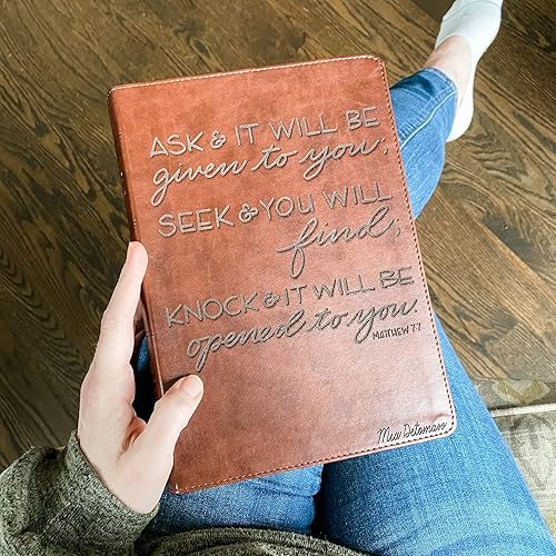 Miniatura 2 de JOY CREATIVE Biblia de letras rojas de margen ancho ESV | Personalizado con nombre | El diseño personalizado está escrito a mano y grabado con