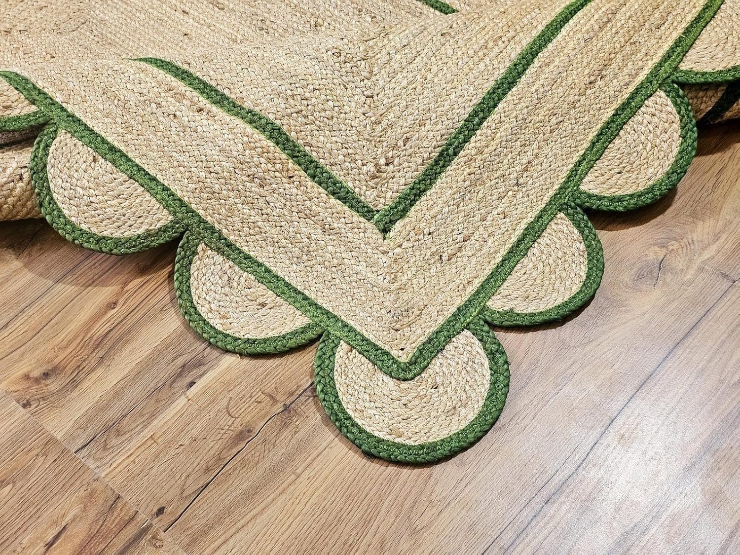 Braided Scalloped Natural Jute Area Rug Bohemian Style Beige & Green Color Non Slip Carpet for Home Decoration Living Area Bedroom Kitchen (3x5 Ft)
