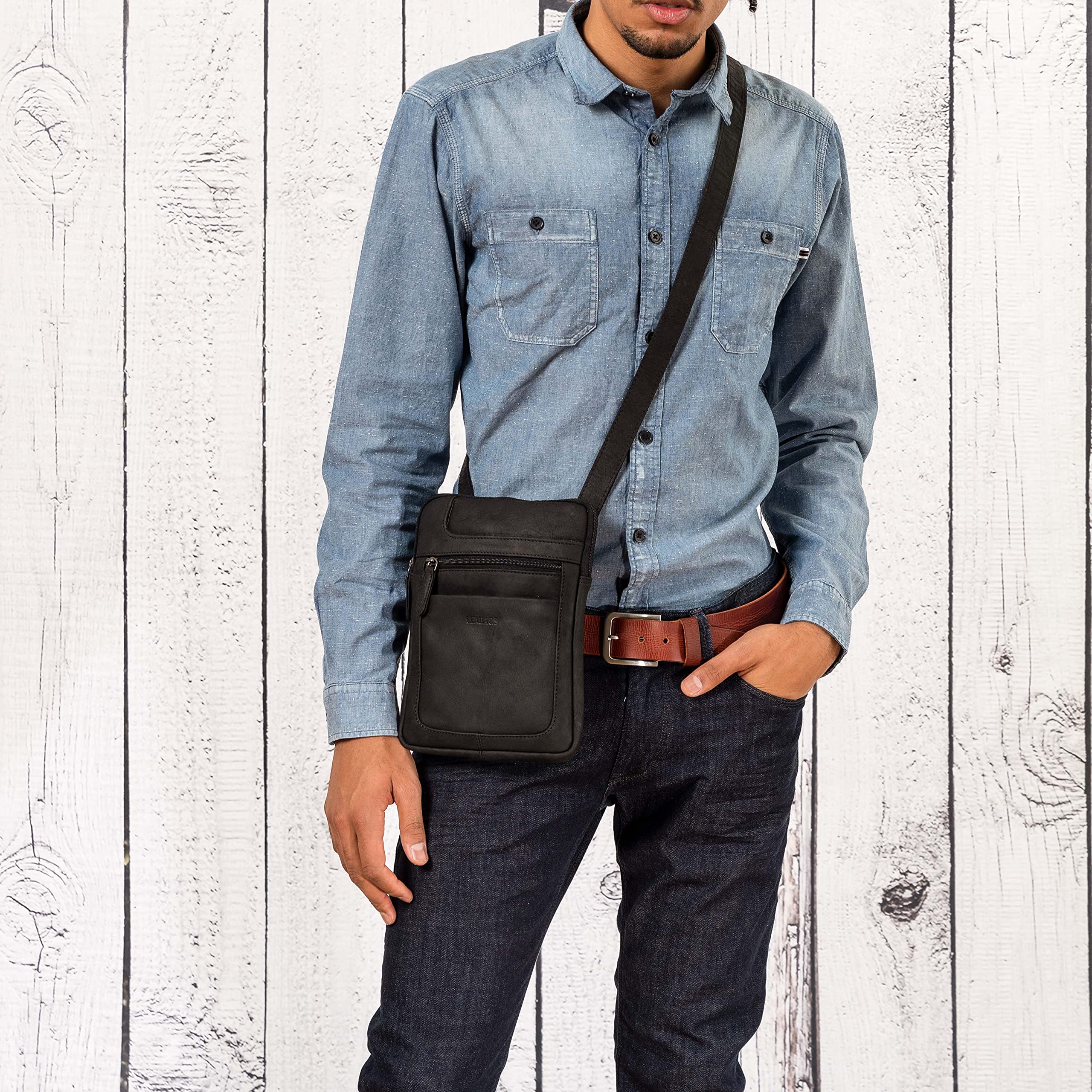 LEABAGS Detroit Umhängetasche Herren – Kleine Leder Umhängetasche 21x26 cm – Mini Crossbody Tasche mit Reißverschluss – Kompakte Alltagstasche