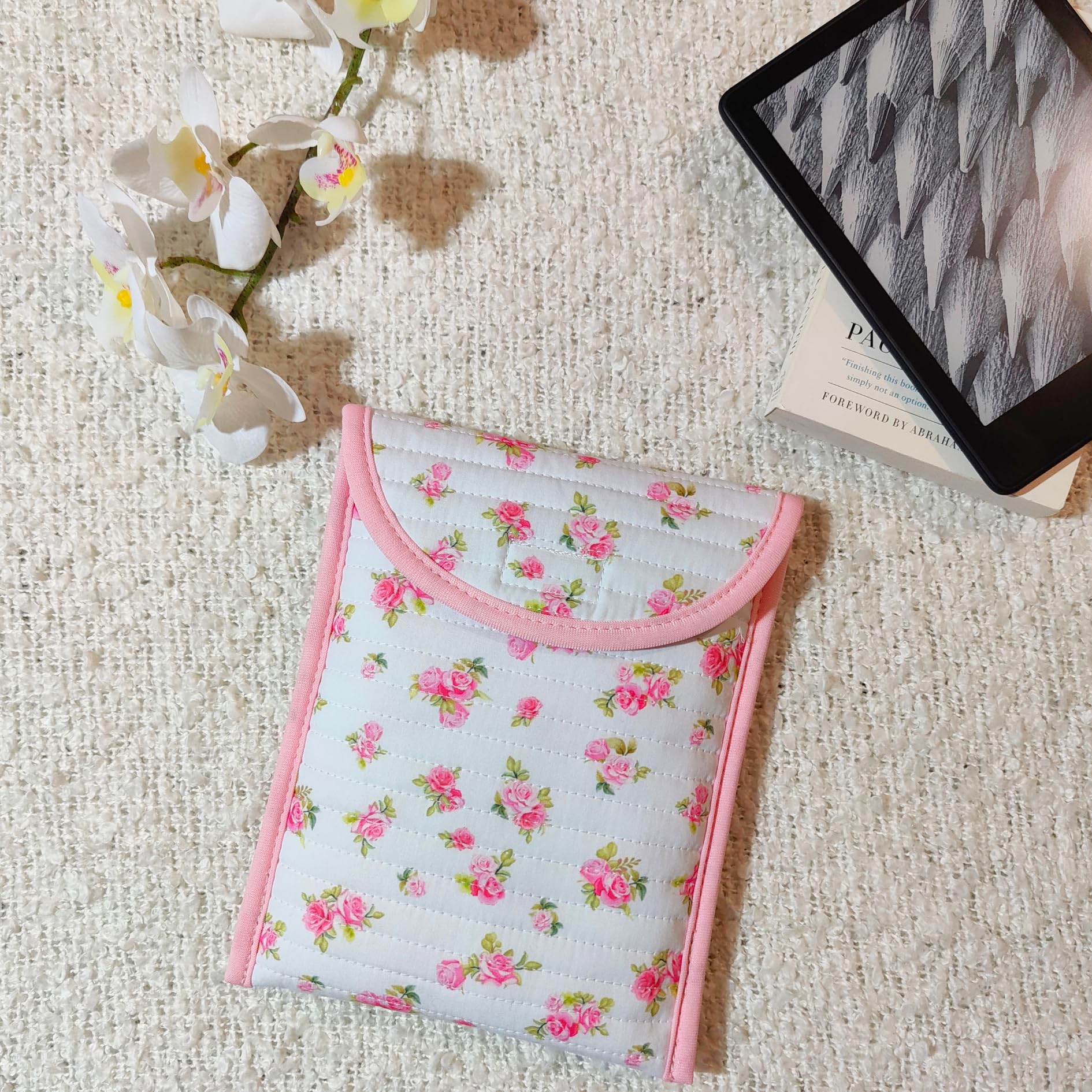 Custodia trapuntata per Kindle - Custodia imbottita in cotone per e-reader con imbottitura e chiusura in velcro, compatibile con Kindle Basic, Paperwhite e ColorSoft (Petal Whisper, bianco)