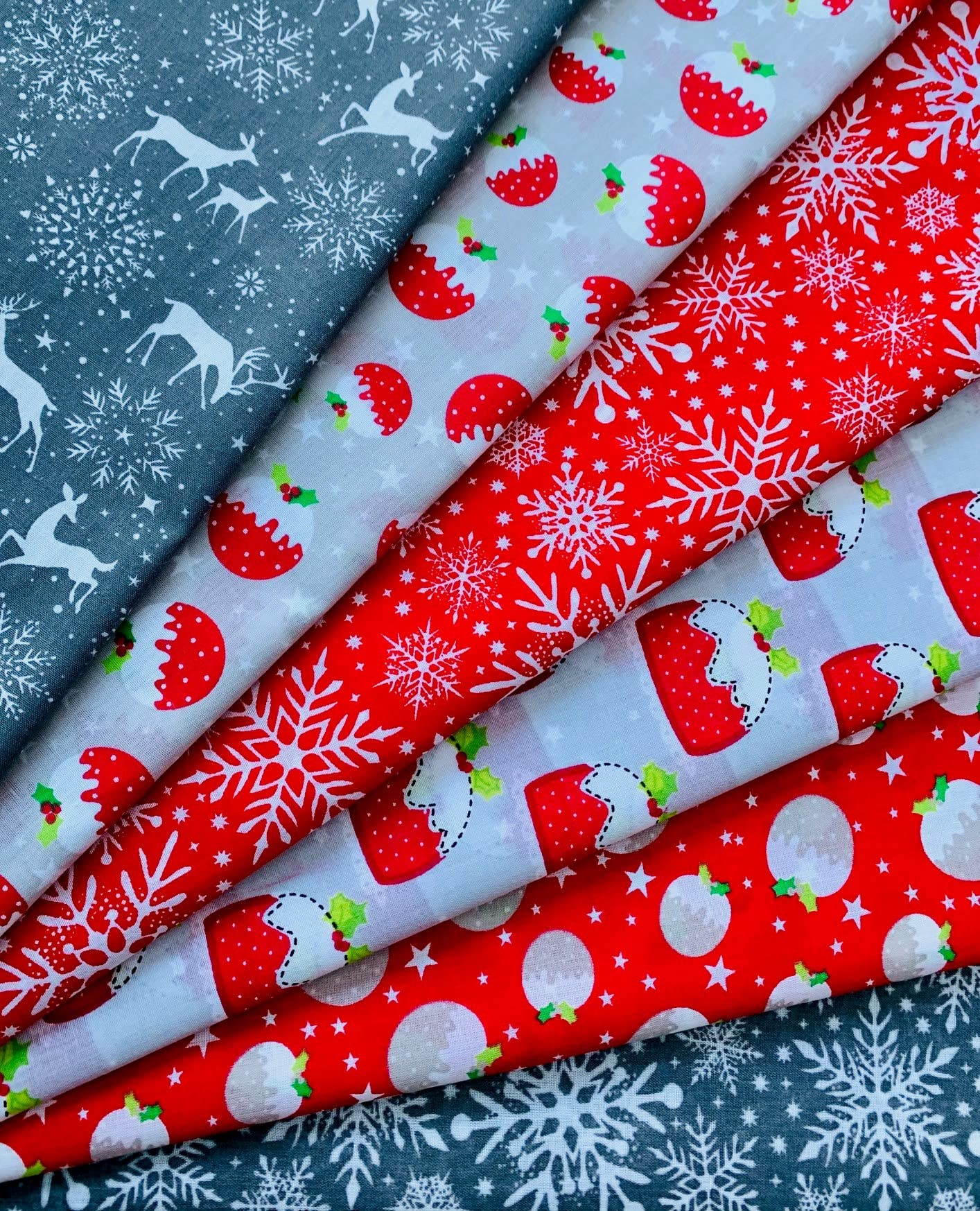 6 X Christmas Snowflakes Gingerbread Men Dogs Polycotton Fabric Fat Quarters Bundle - Sewing Quilting Dress Fabric - Simply Sew Crafty™ (Puddings-Red&Grey)