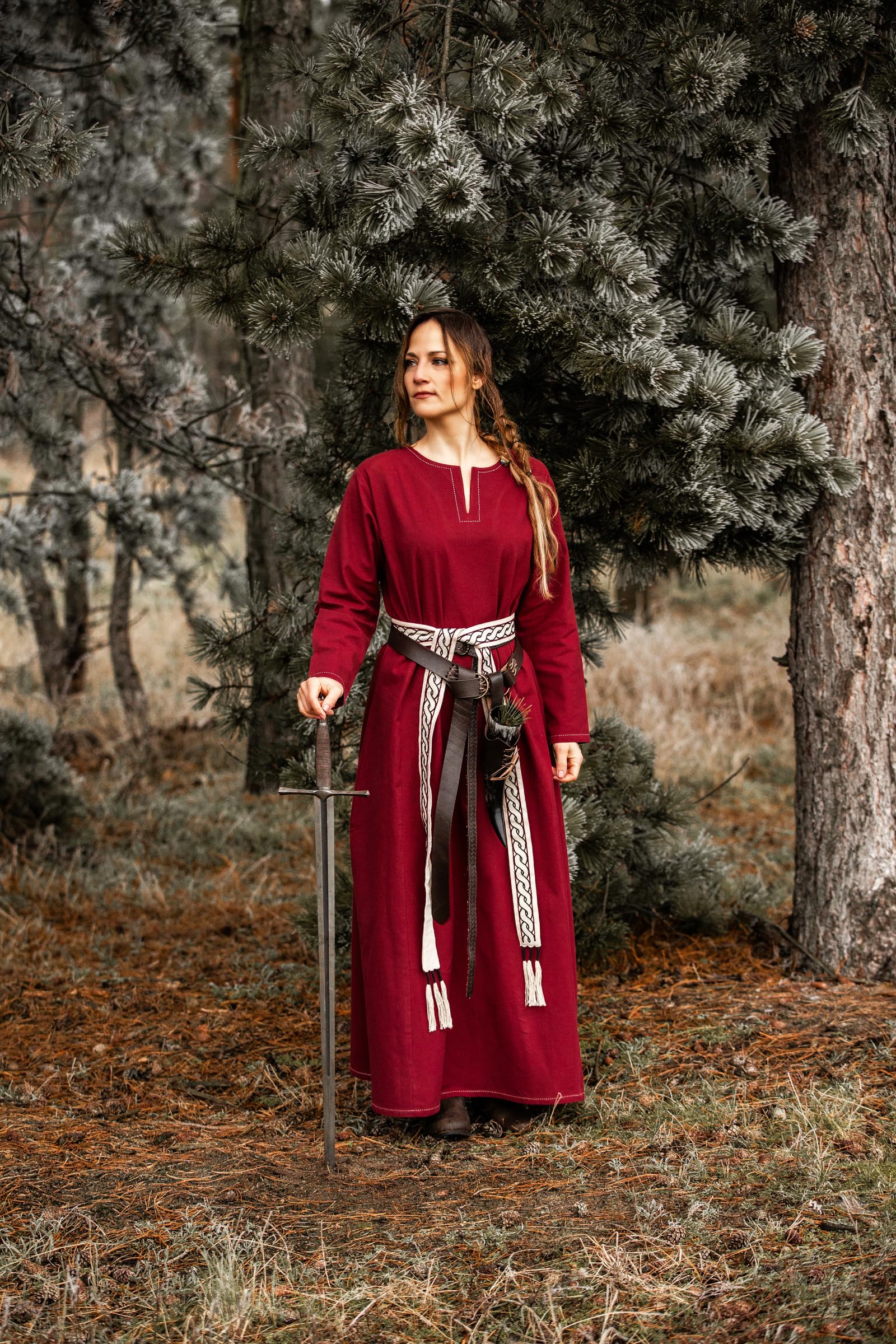 Leonardo Carbone® Damen Kleid Wikinger Unterkleid Helga | Aufwendige Stickereien | Fließende Silhouette | Karneval, Halloween, Cosplay, LARP, Mittelalter, Wikinger | 100% Baumwolle Rot 2XL