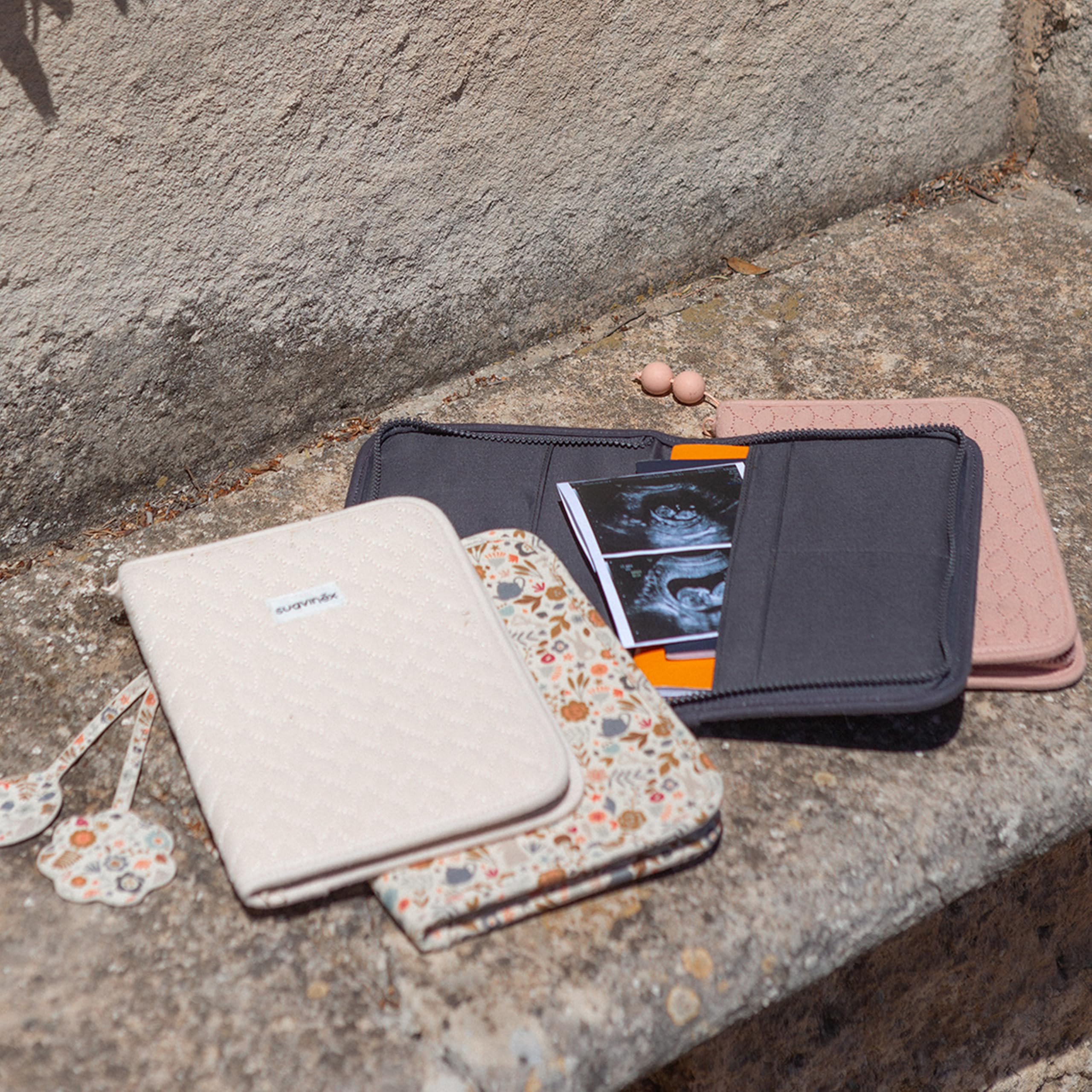 Suavinex, Protège Carnet de Santé Bébé, Pochette Documents, Étui pour Ranger et Organiser, Carnet Maternité, Fermeture Éclair, Résistant à l'Eau, Cadeau Nouveau-né, Poches Intérieures, Coton, Beige
