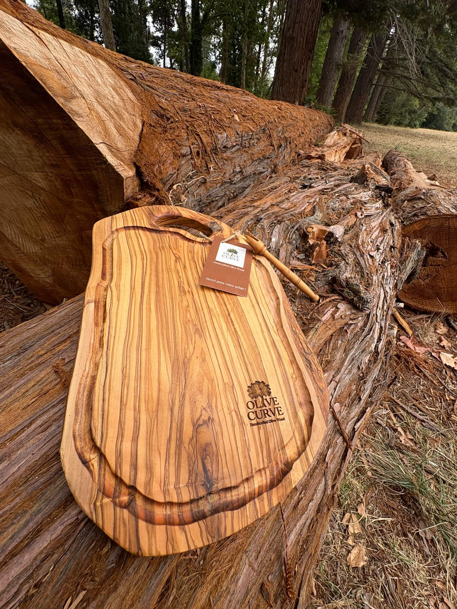 Planche Artisanale en Bois d’Olivier 40L x 22l, Parfaite pour Découpe et Service