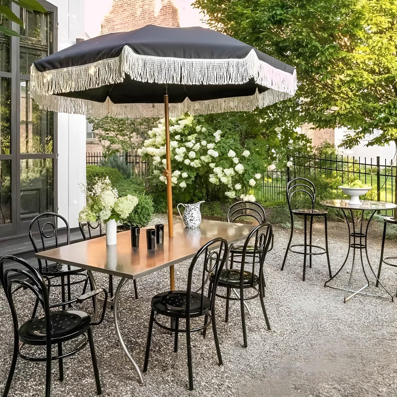Gotycki parasol ogrodowy 240 cm z frędzlami i regulacją nachylenia, czarny okrągły parasol ogrodowy z frędzlami i żelaznym trzonkiem, żebra z włókna szklanego, do stołu, na plażę, do ogrodu