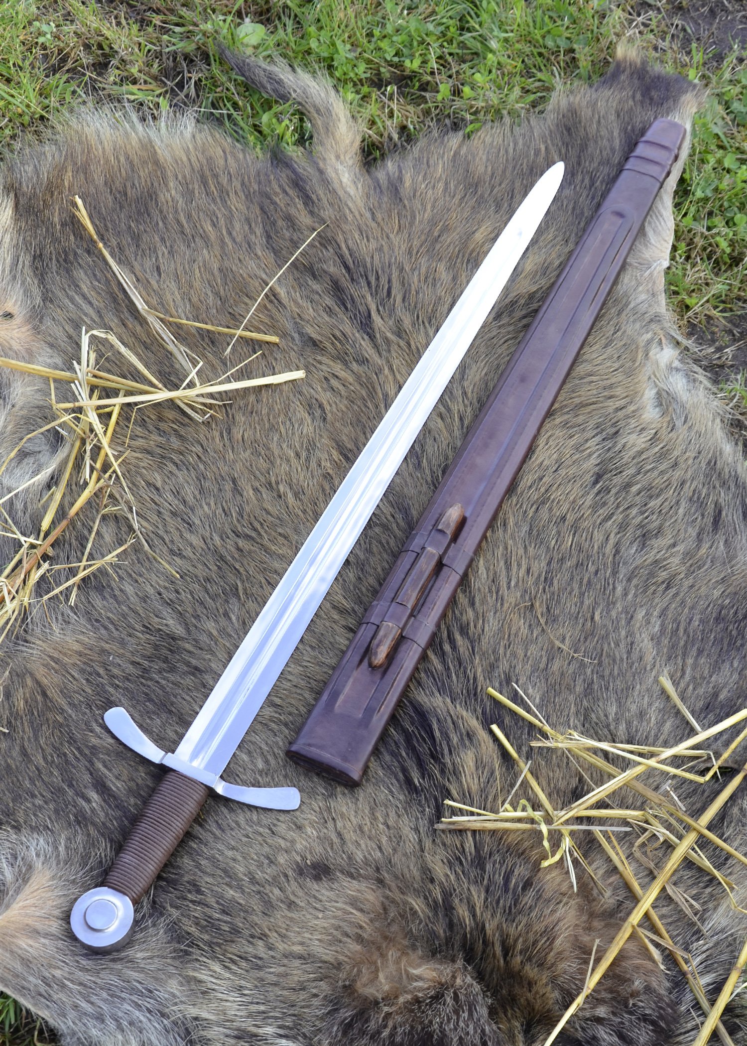 Battle-Merchant Kreuritter Scheibenknauf-Schwert mit Lederscheide