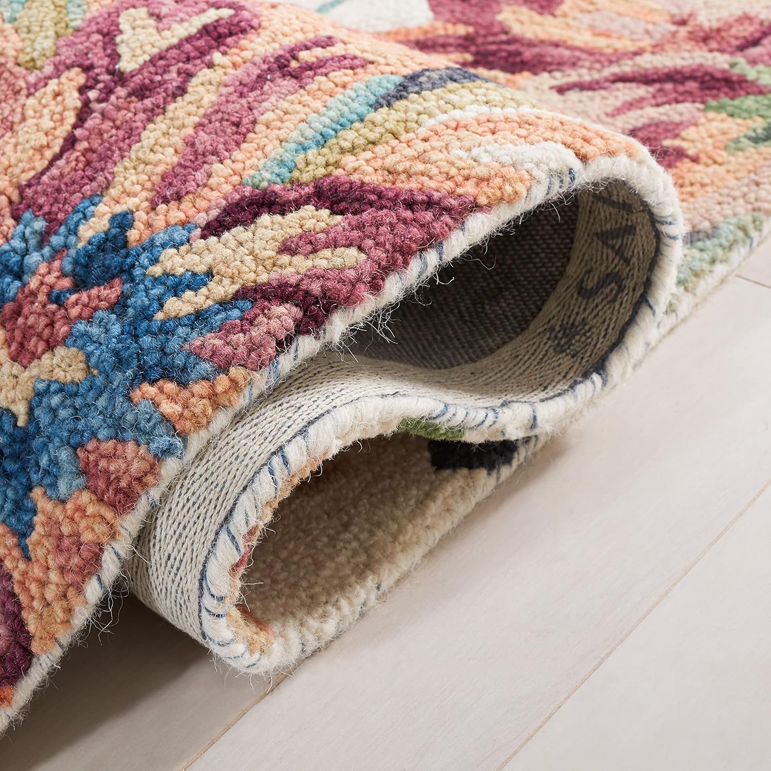 SAFAVIEH Blossom Collection Area Rug - 6' Round, Ivory & Plum, Handmade French Country Floral Wool, Ideal for High Traffic Areas in Living Room, Bedroom (BLM467A)