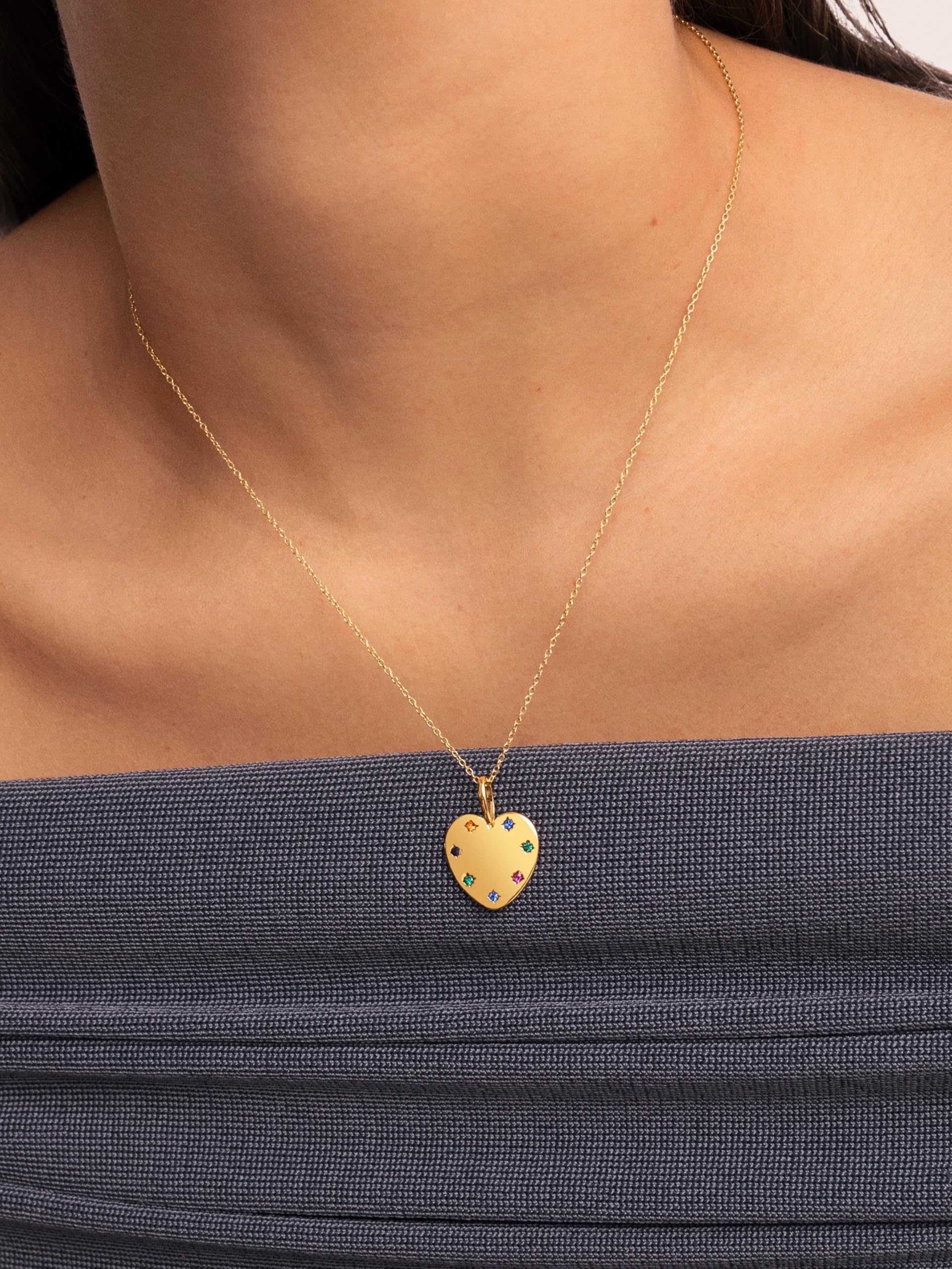SINGULARU - Charm Glam. Latón con acabado en Baño de Oro de 18 Kt. Colgante con Motivo y Detalles en Circonitas. Joyas para Mujer
