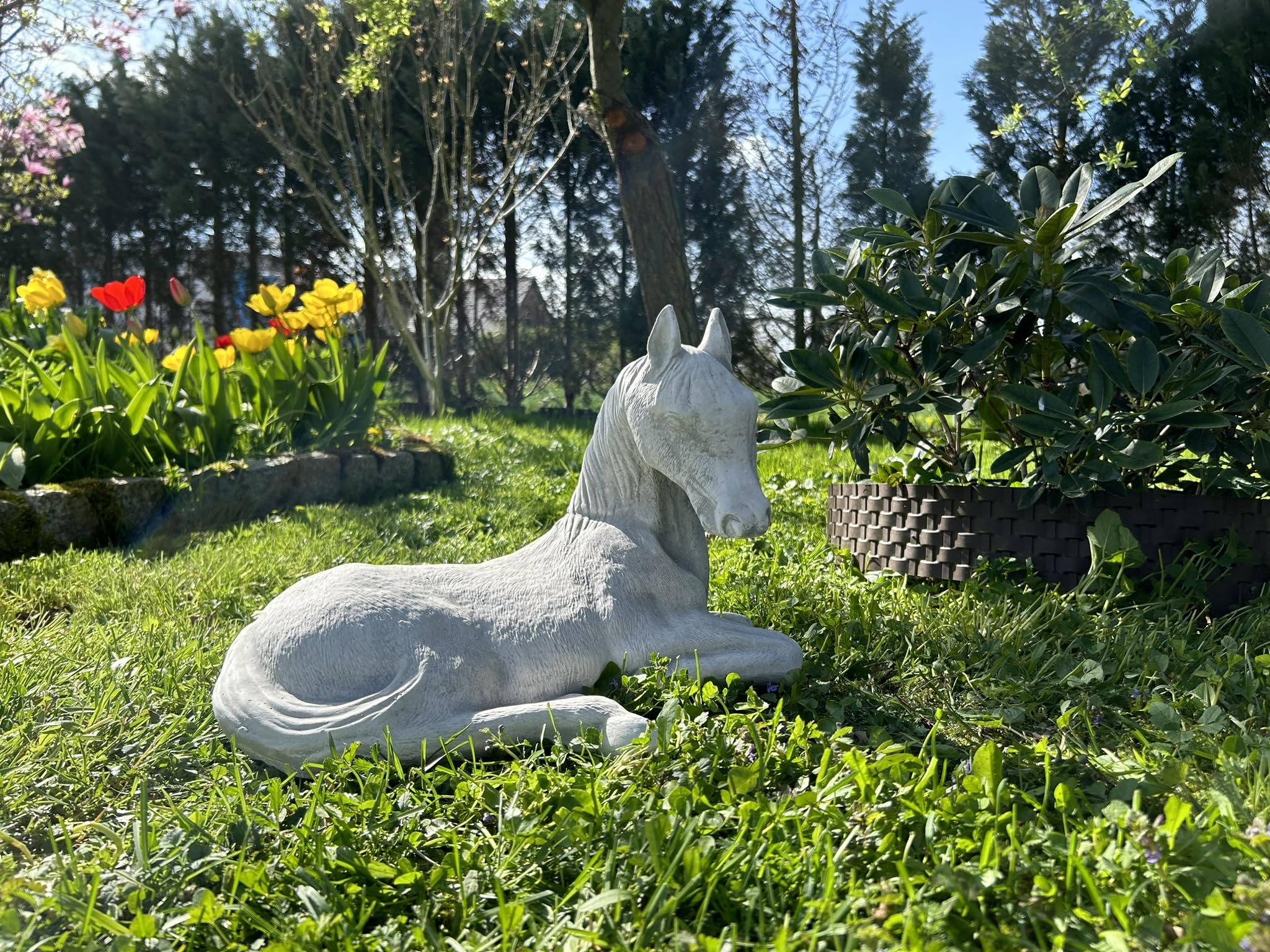 FABRIQ Figurka leżącego konia – realistyczna dekoracja ogrodowa ze sztucznego kamienia, szerokość 40 cm, masywna
