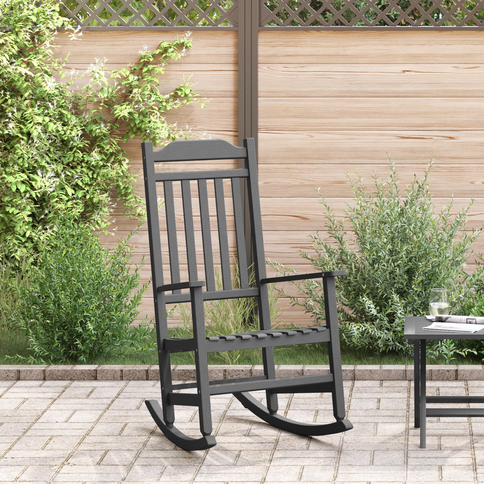 Fotel bujany ogrodowy, czarny, 65 x 84 x 114 cm, HDPE, naturalne drewno, fotel outdoorowy o rustykalnym wyglądzie, na balkon, taras i do ogrodu