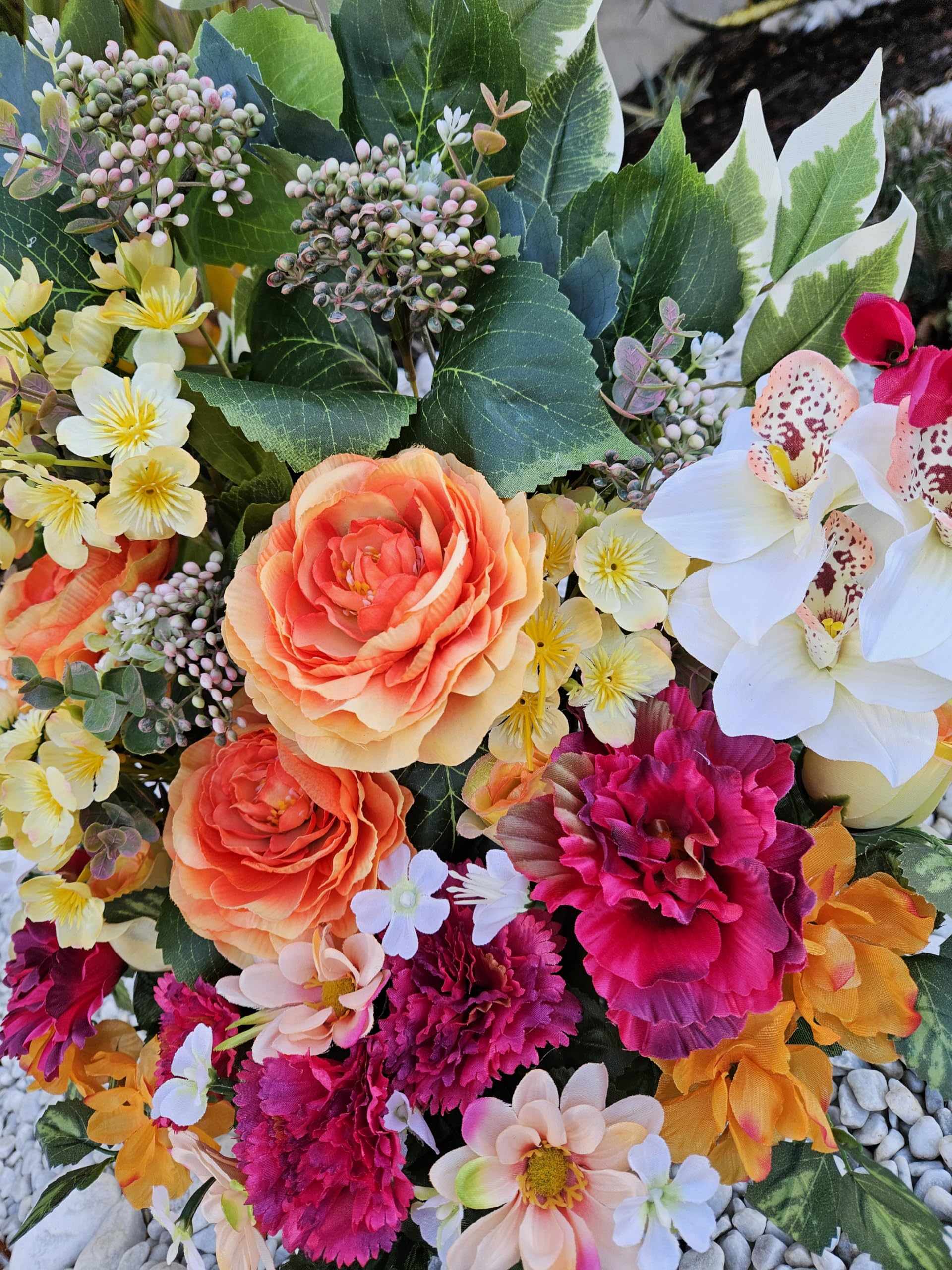 Composition de Fleurs Artificielles, Lesté Ciment pour Une Parfaite Tenue à L' Extérieur. Réalisé par nos Soins.